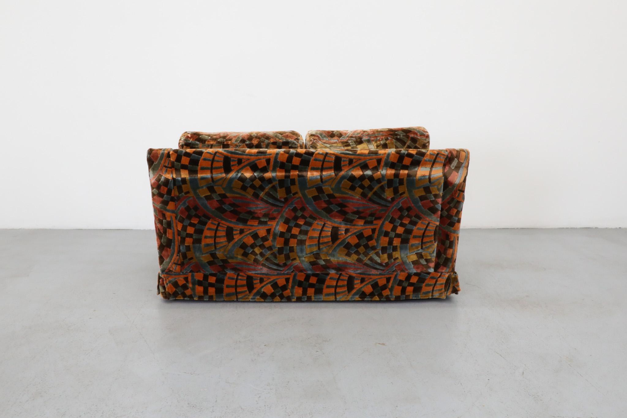 Velours Loveseat du milieu du siècle dernier inspiré de Verner Panton en velours imprimé en vente