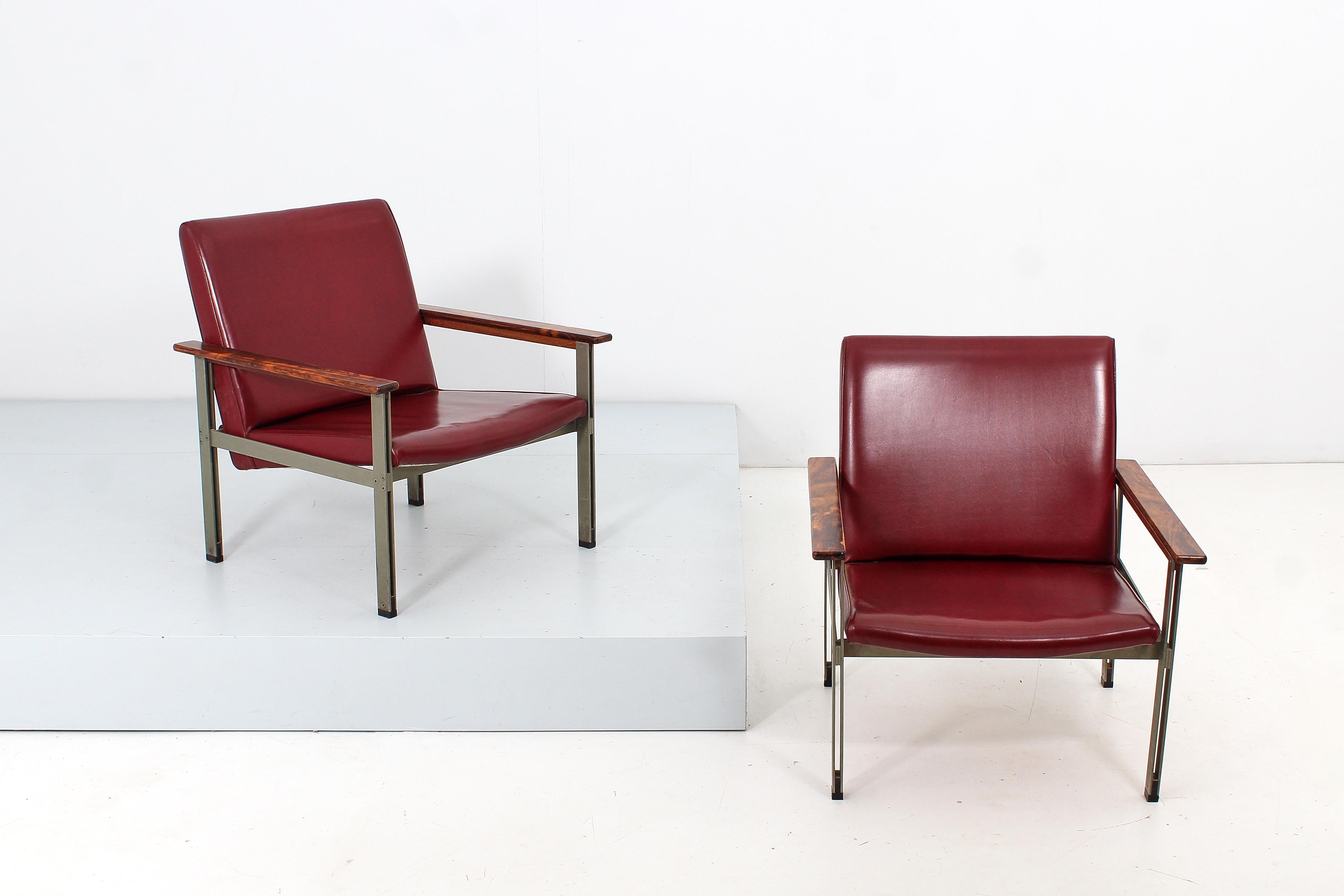 Pair of geometric armchairs in red skai, satin metal with teak elements. Attributable to George Coslin for 3V Arredamenti Padova, 1970s. Present the factory label.
Wear consistent with age and use.

