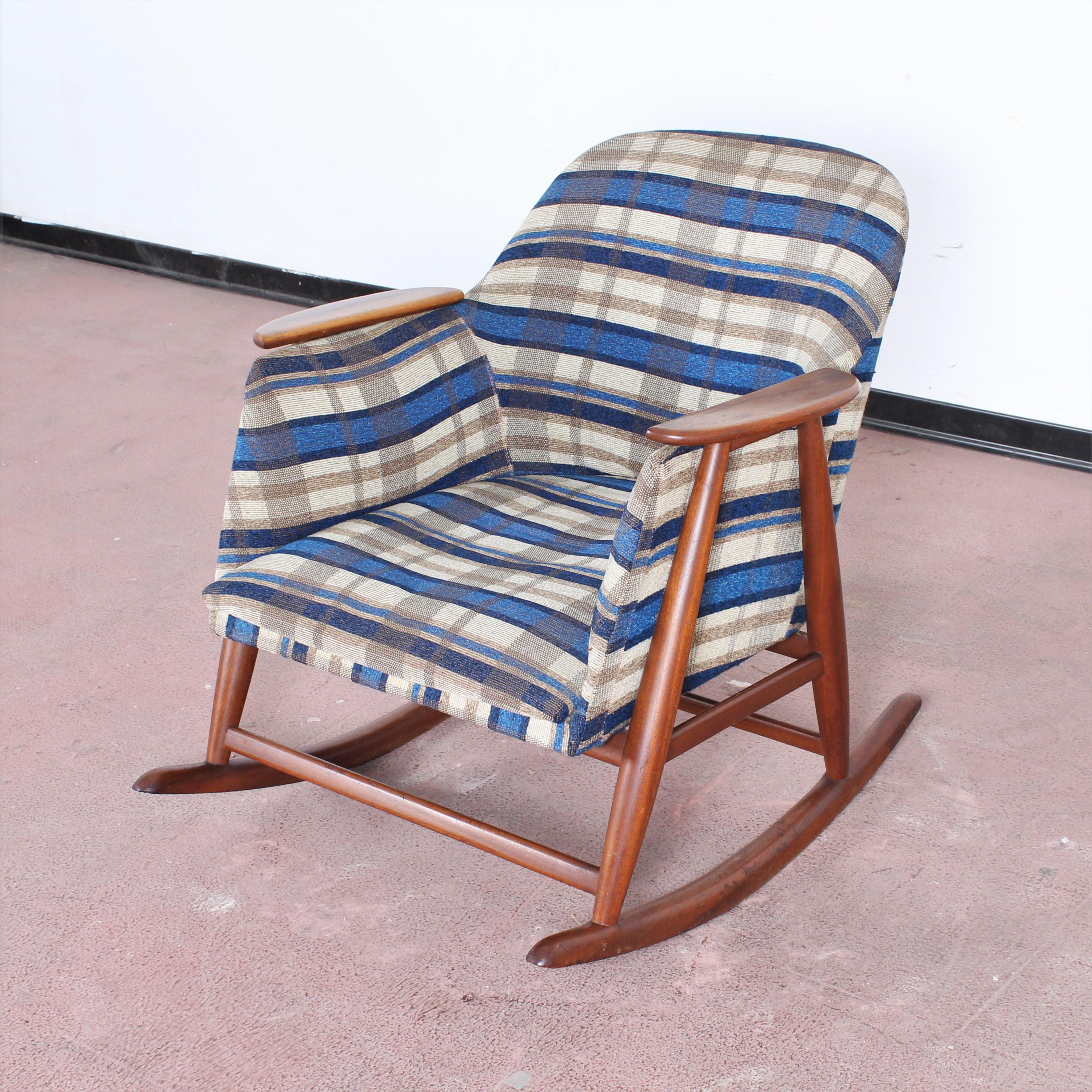 Elegant wooden rocking chair in blue tartan fabric, attribuited to Giangranco Frattini. Italy 1960s
Wear consistent with age and use.