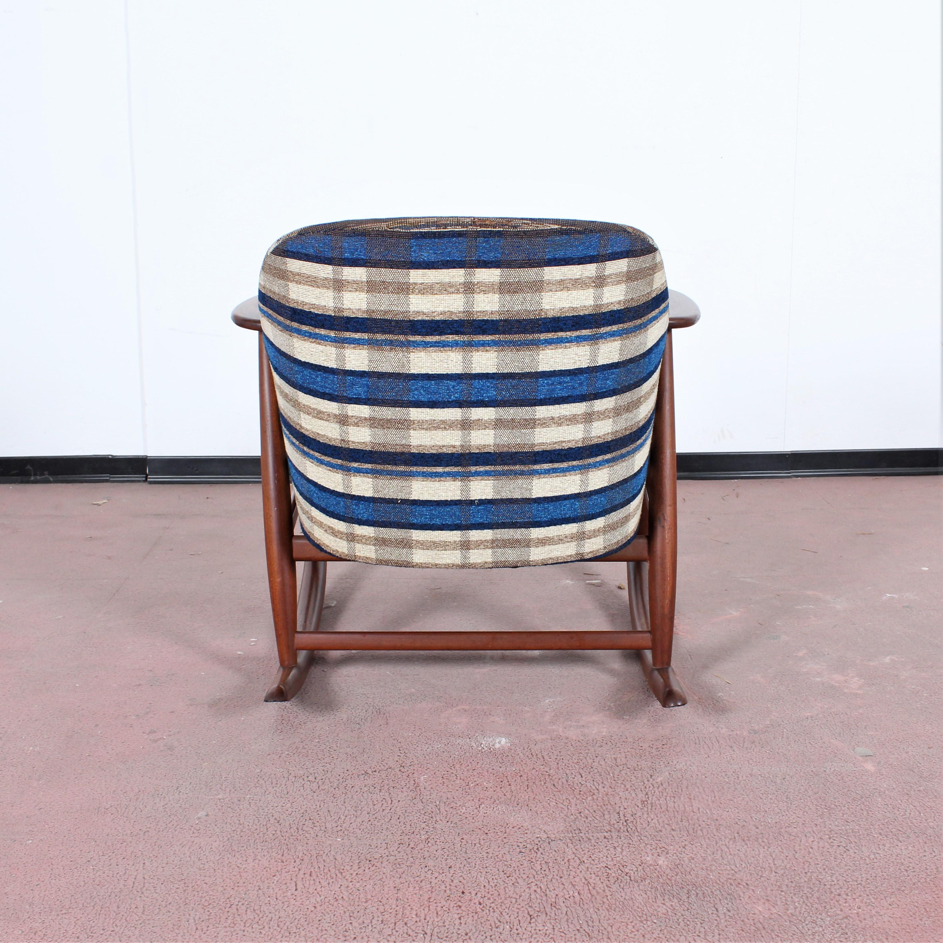 Midcentury G. Frattini Wooden Rocking Chair Tartan Fabric, Italy, 1960s In Good Condition In Palermo, IT