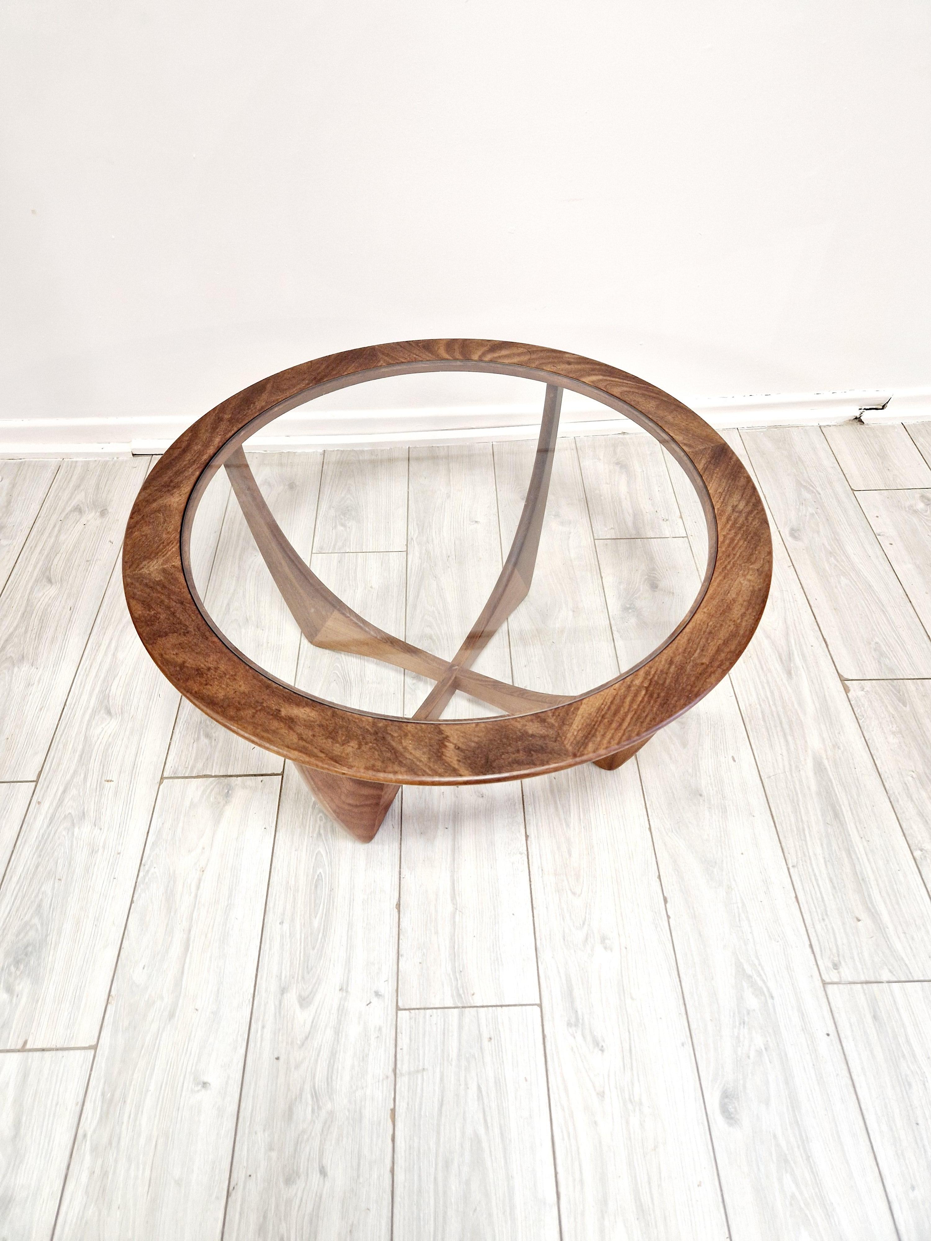 Eleganza senza tempo, questo tavolino da caffè Mid Century G-Plan Astro è una vera e propria rappresentazione del design classico e dell'artigianato. Realizzato con una splendida finitura in teak e un elegante piano rotondo in vetro, questo pezzo è