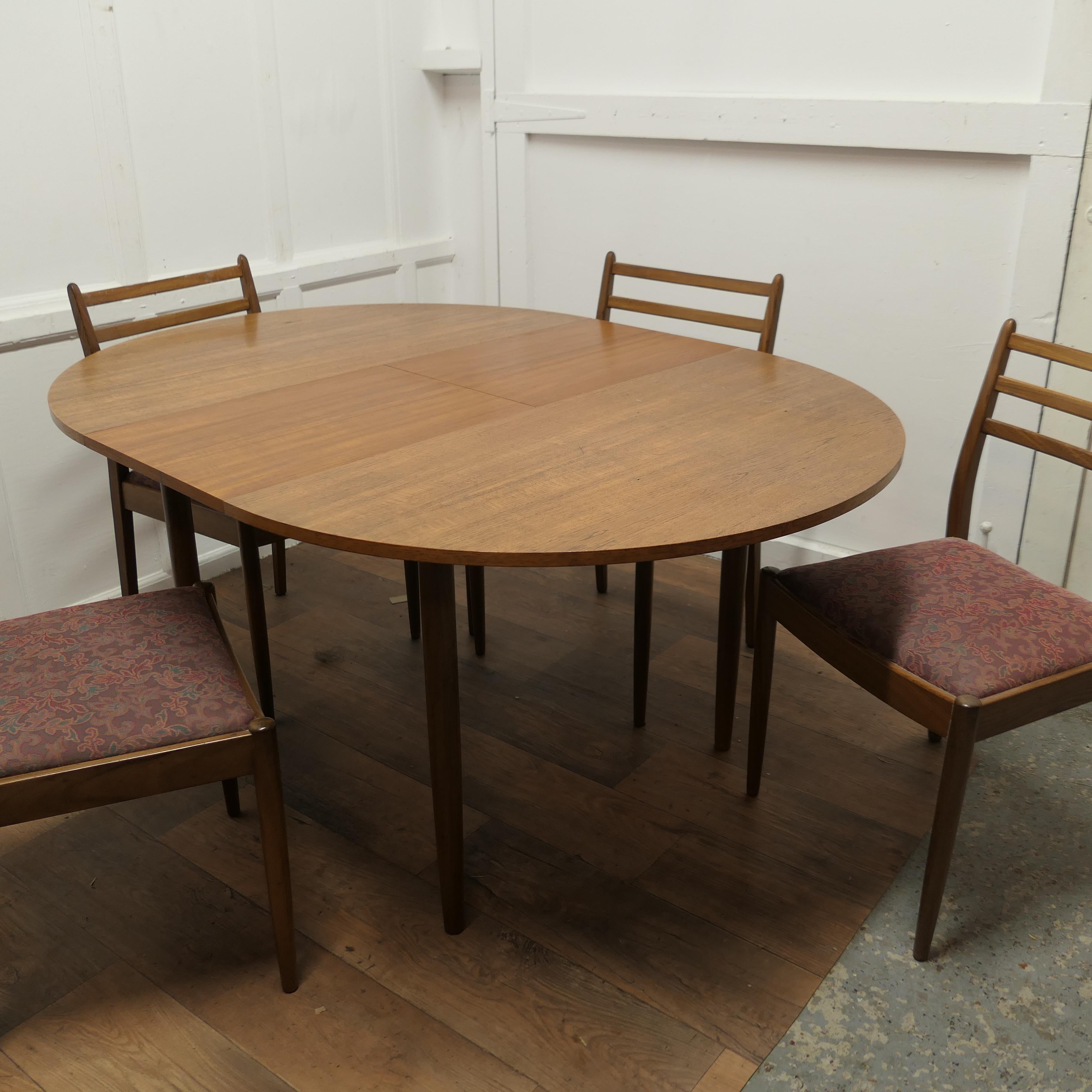 Mid Century G Plan Circular Extending Dining Table and 4 Chairs    In Good Condition For Sale In Chillerton, Isle of Wight