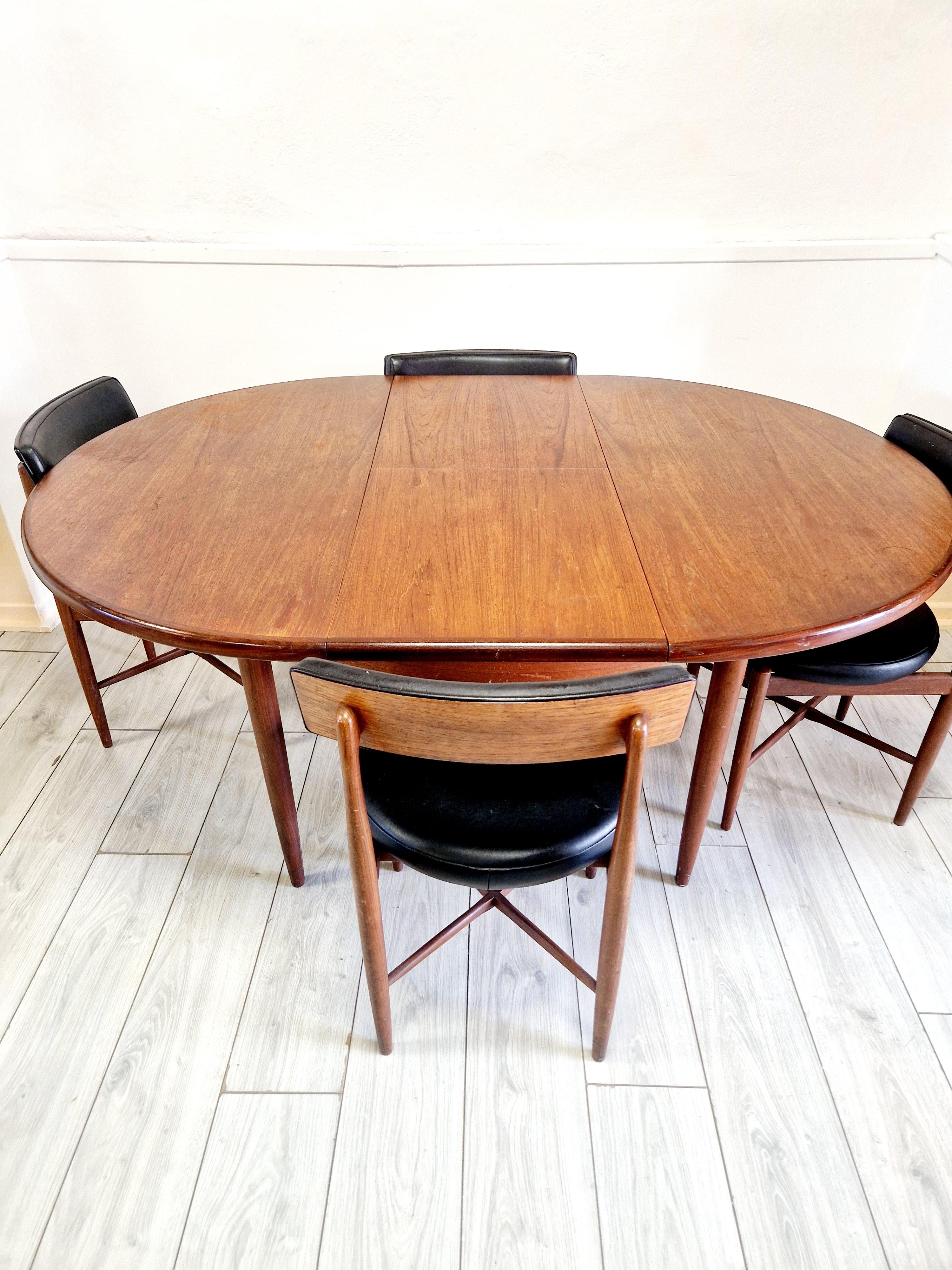 Este conjunto de mesa y 4 sillas de comedor Mid Century G-Plan es una pieza vintage de los años 50, que muestra el icónico estilo del Modernismo de mediados de siglo. Fabricado con material de teca y tapizado en piel, el conjunto incluye una mesa de
