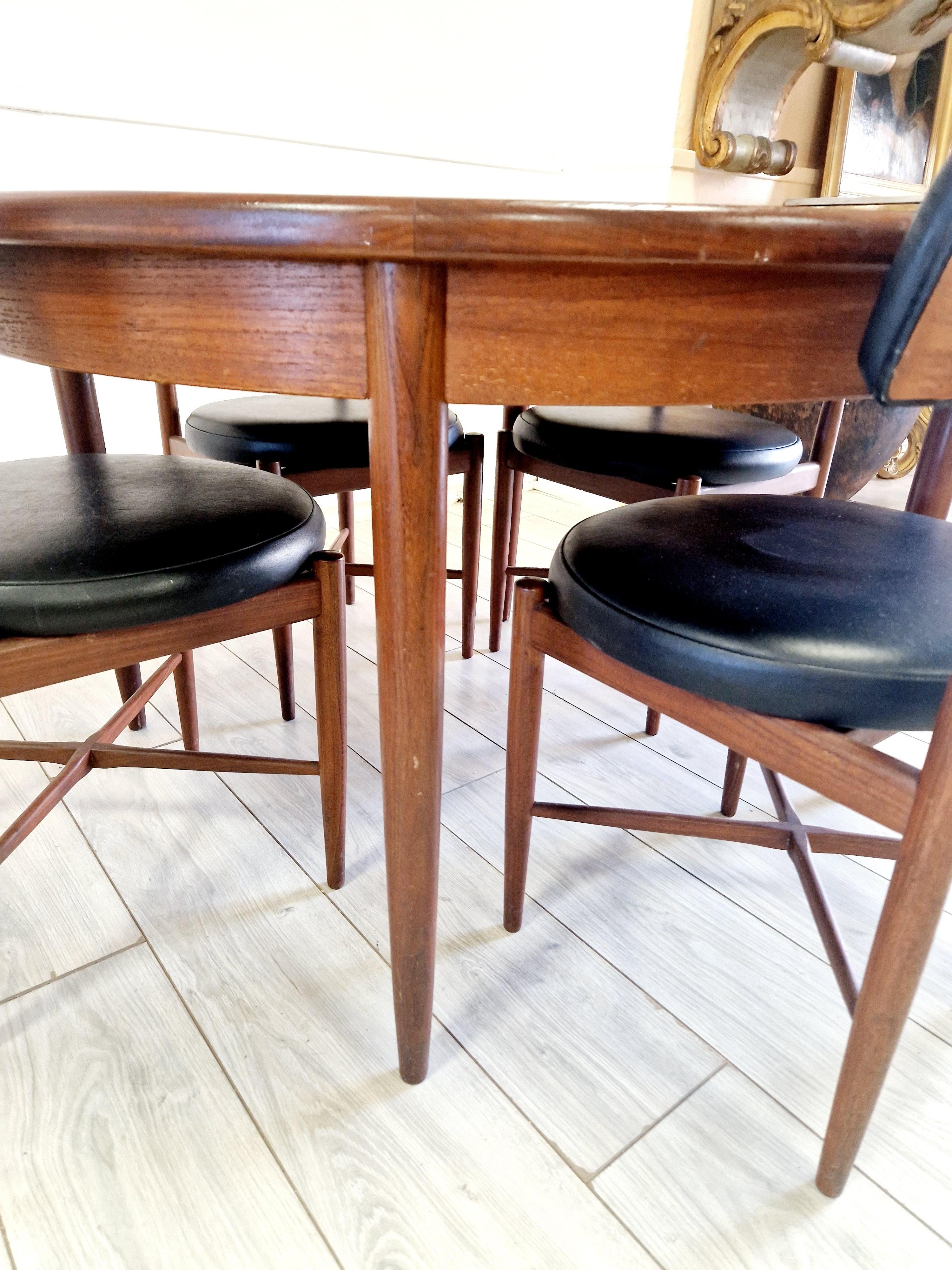 Mesa de comedor y 4 sillas Mid Century G-Plan Británico en venta
