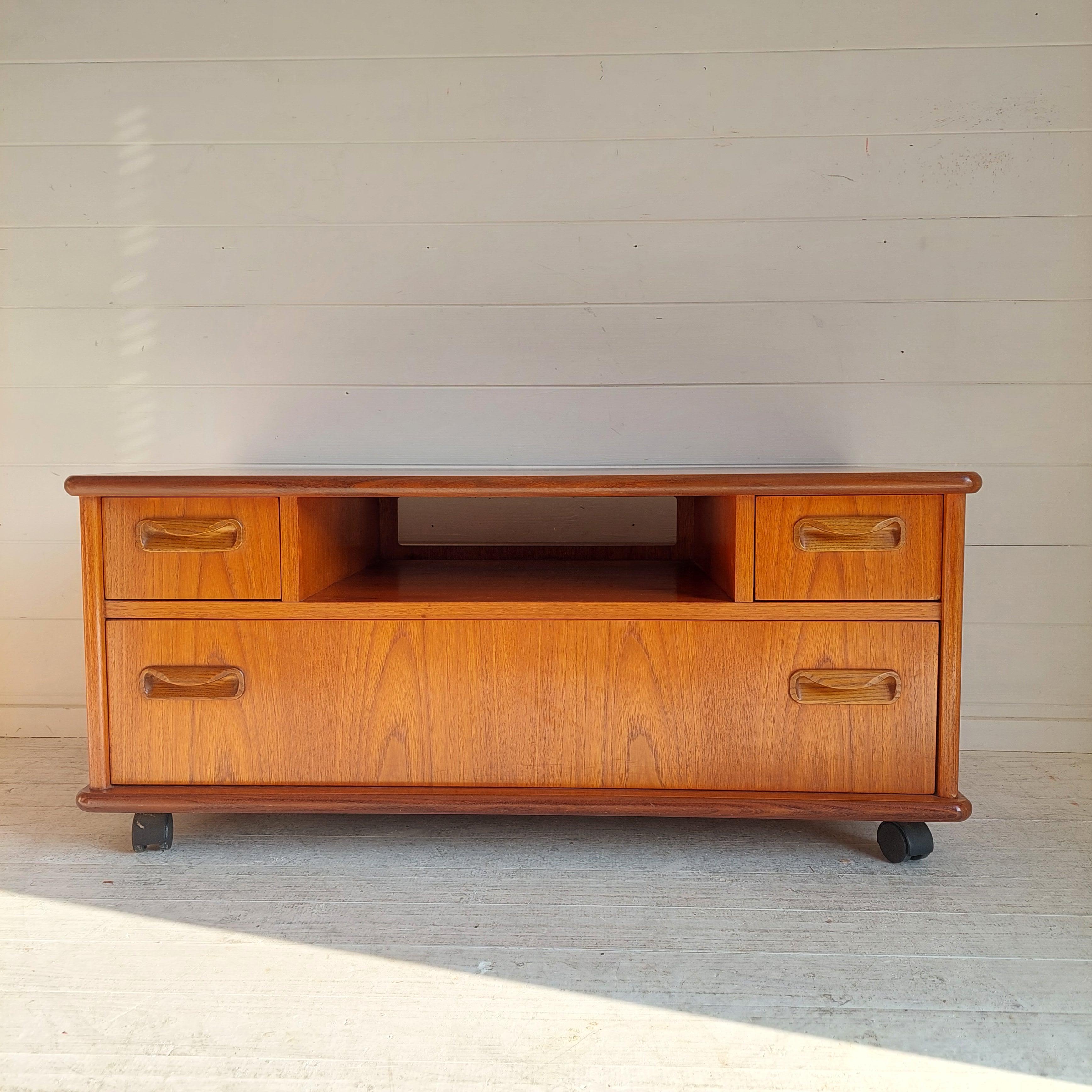 This G Plan Retro Vintage Mid Century TV Unit Cabinet Sideboard is a stunning piece of furniture that will add character to any room.
Lovely Teak floor cabinet, with original castors. Was designed by Victor B Wilkins for G Plan.
Circa