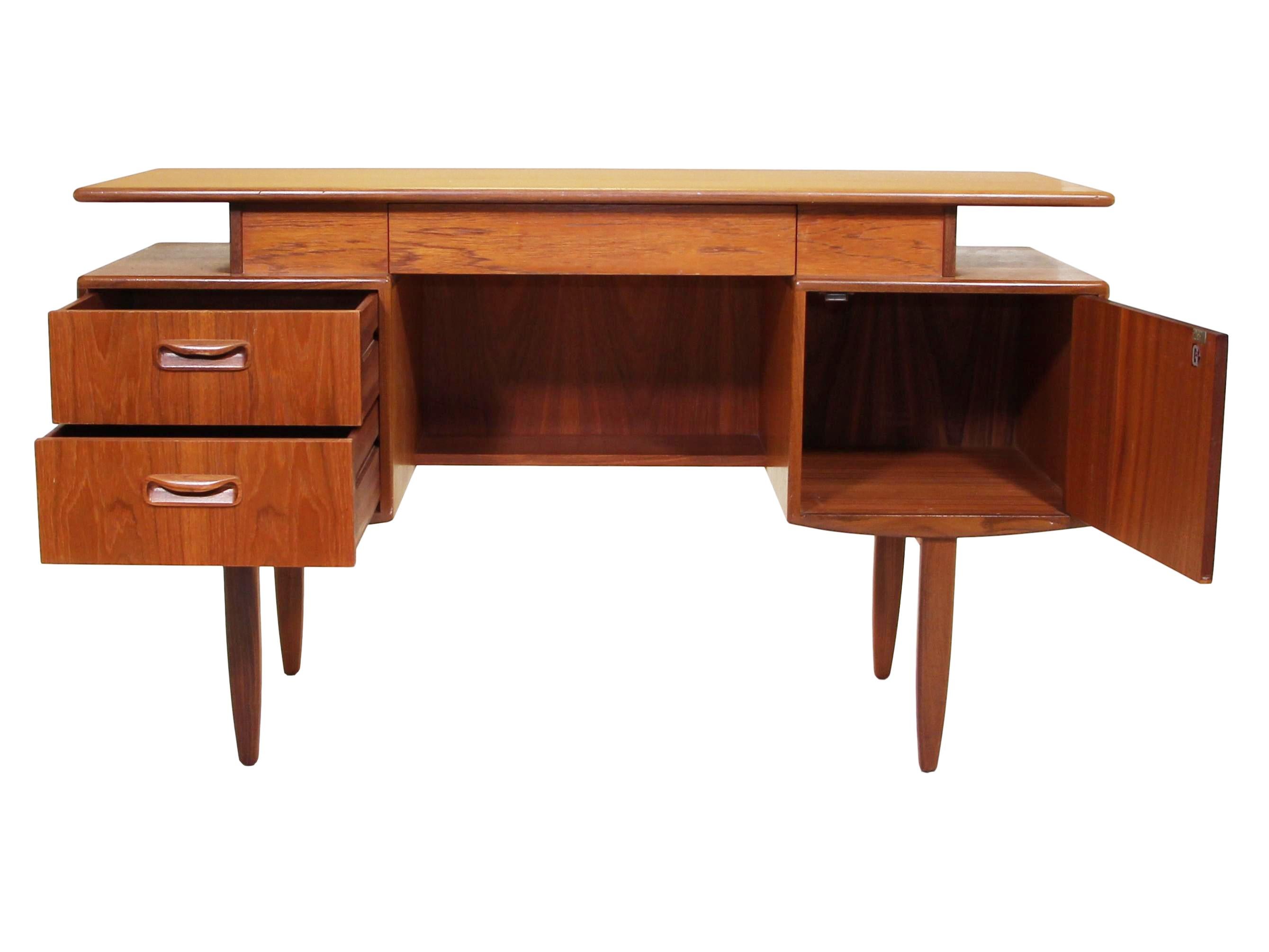 Midcentury G Plan Fresco Teak Desk / Vanity In Good Condition For Sale In Norcross, GA