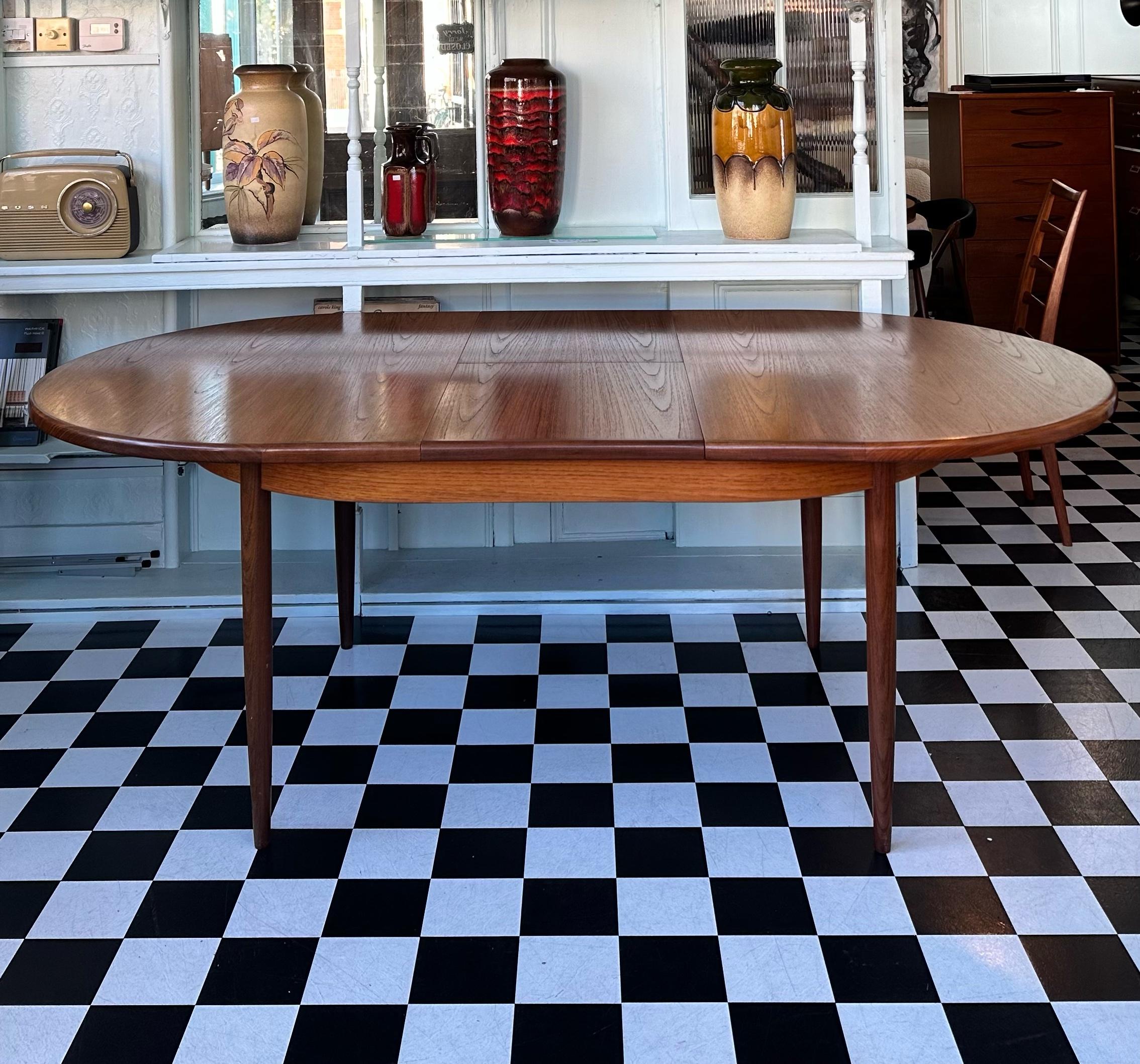 Beautiful mid-century G Plan Fresco teak oval dining table. It has an extending butterfly leaf that tucks neatly away when not in use underneath. Stunning design with an elegant rich teak grain and stylish tapered legs. Very practical oval shape,