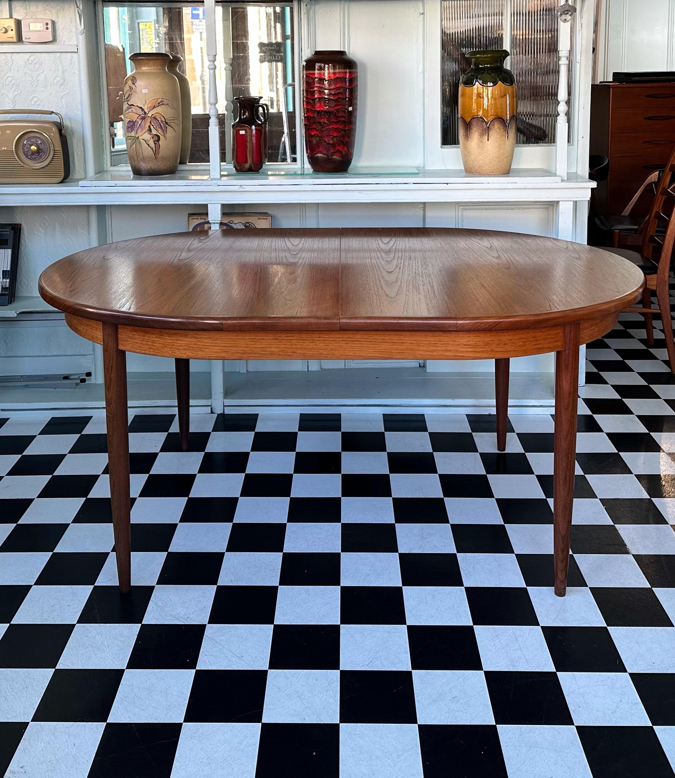 Mid-Century G Plan Fresco Teak Oval Extending Dining Table In Good Condition In London, GB