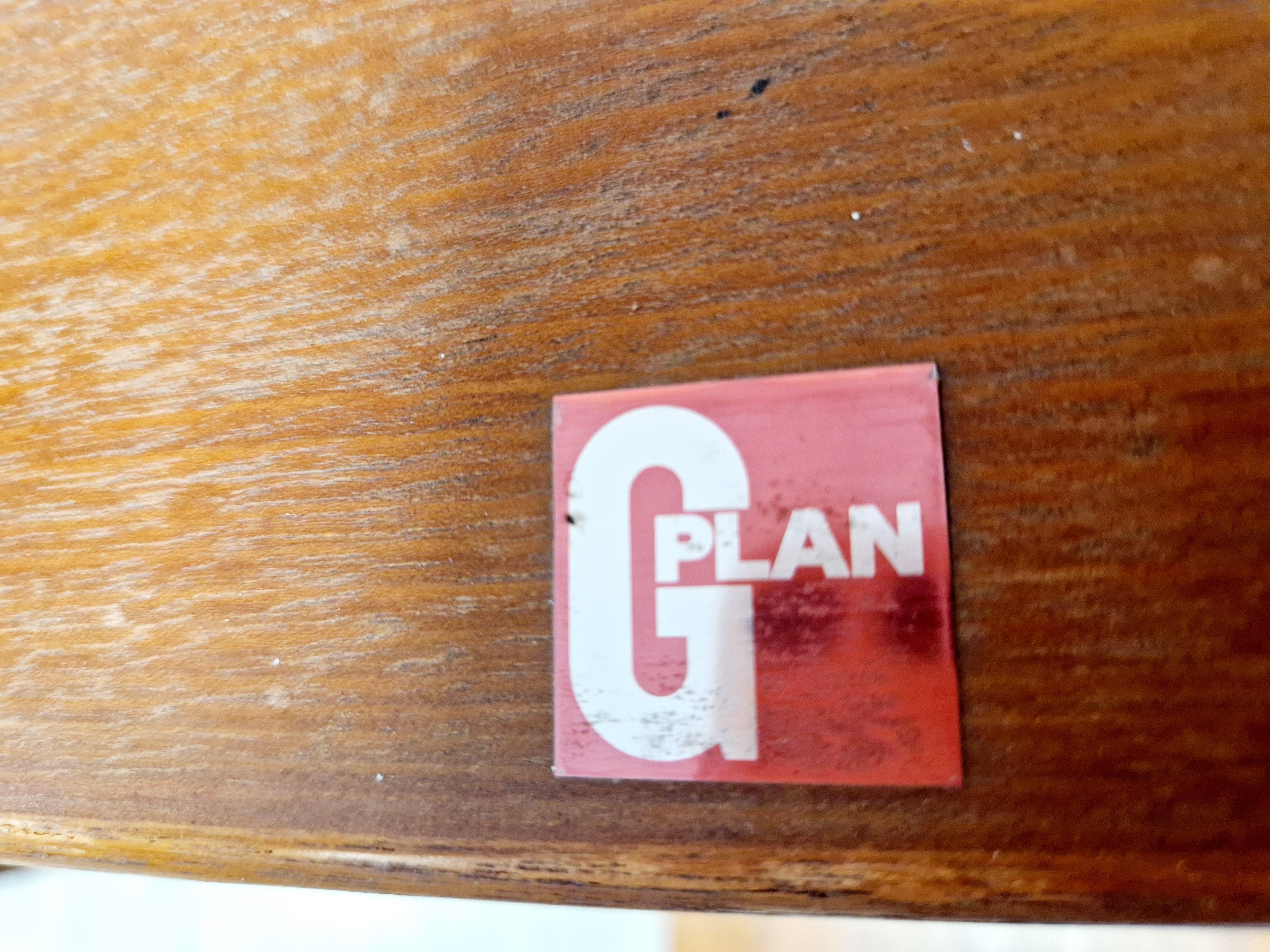 
Fabricado con un ojo exigente, este armario separador de ambientes de teca Fresco G-Plan de mediados de siglo es una armoniosa mezcla de forma y función. La pieza presenta un rico acabado de teca, complementado por la cálida superficie laminada,