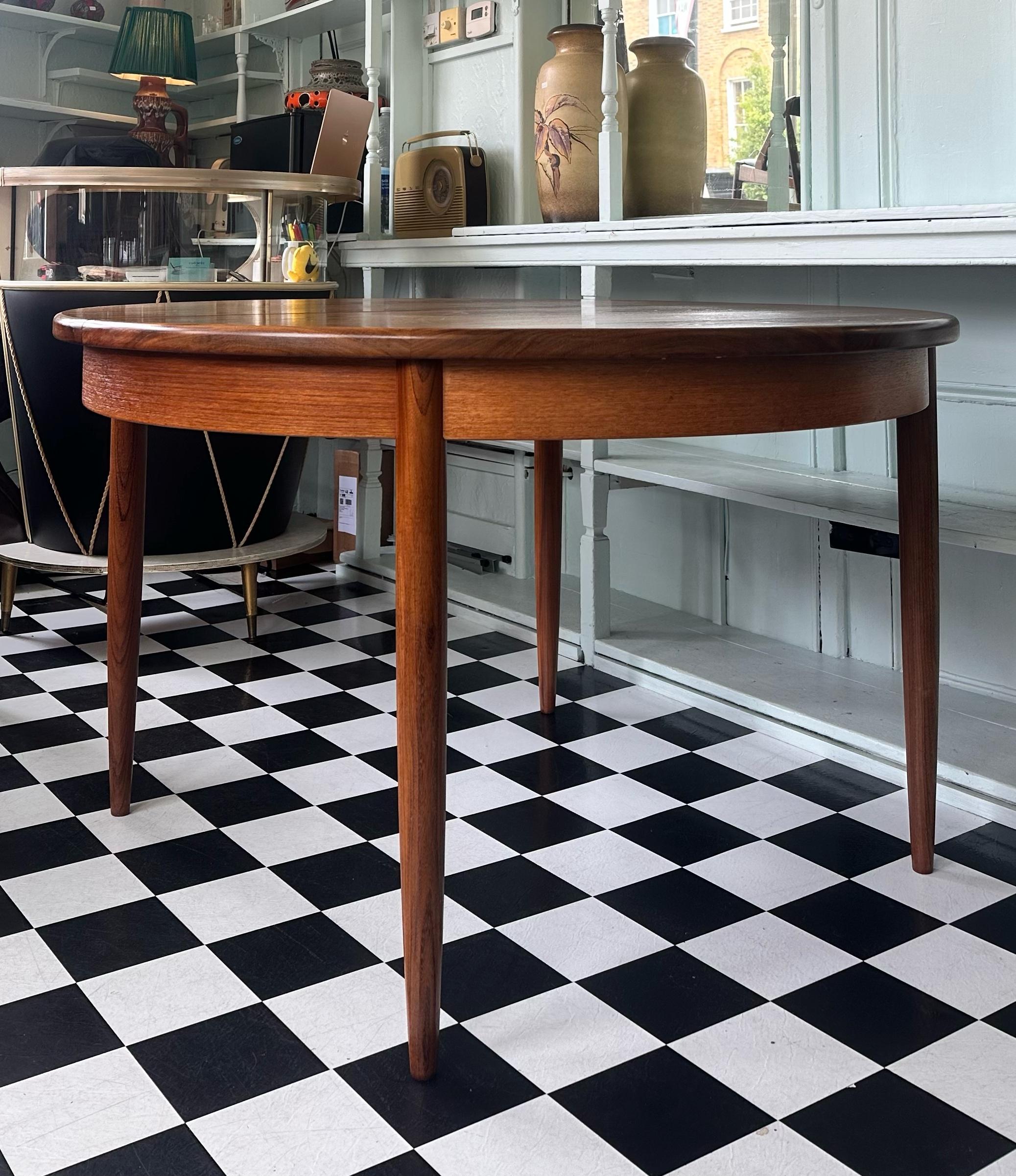 Mid-Century G Plan Fresco Teak Round Extending Dining Table In Good Condition In London, GB