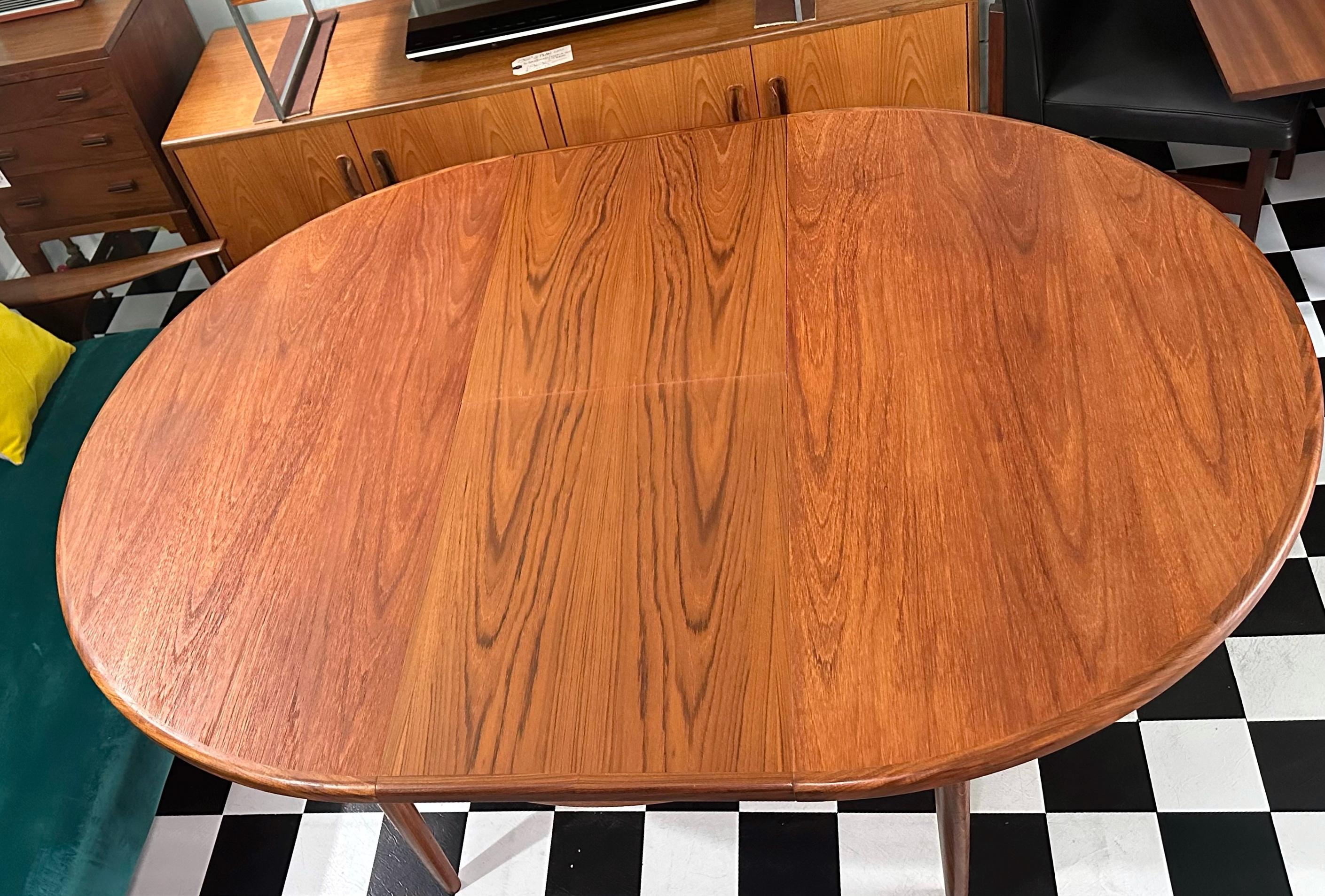 Mid-Century G Plan Fresco Teak Round Extending Dining Table In Good Condition In London, GB