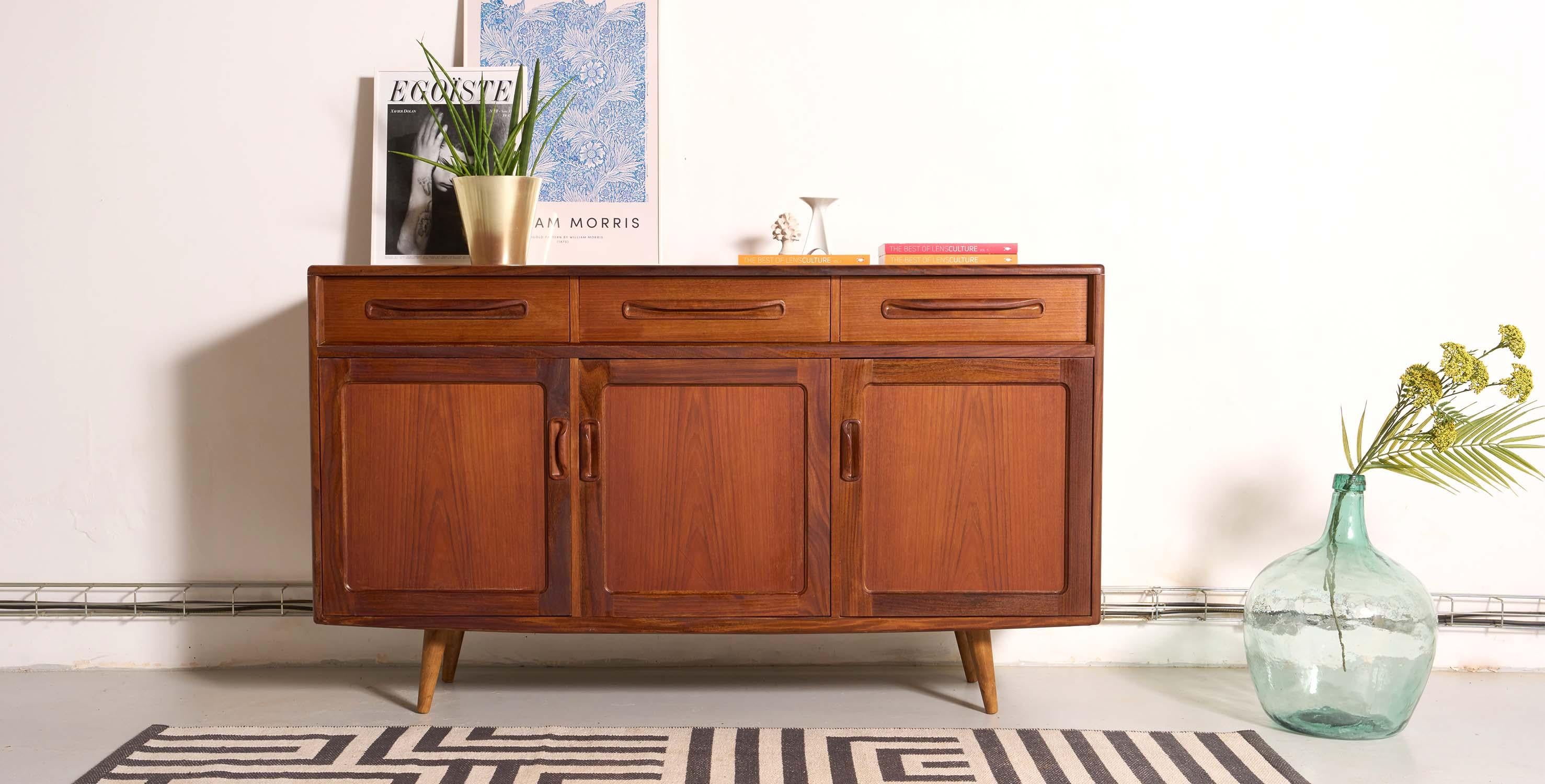 Vintage G Plan sideboard with compass legs (Fresco range), Scandinavian style from the 1970s-80s.
This vintage sideboard can be placed in the bedroom, the living room or the kitchen, where it will make a perfect china cabinet.
Its length of 141.5cm,