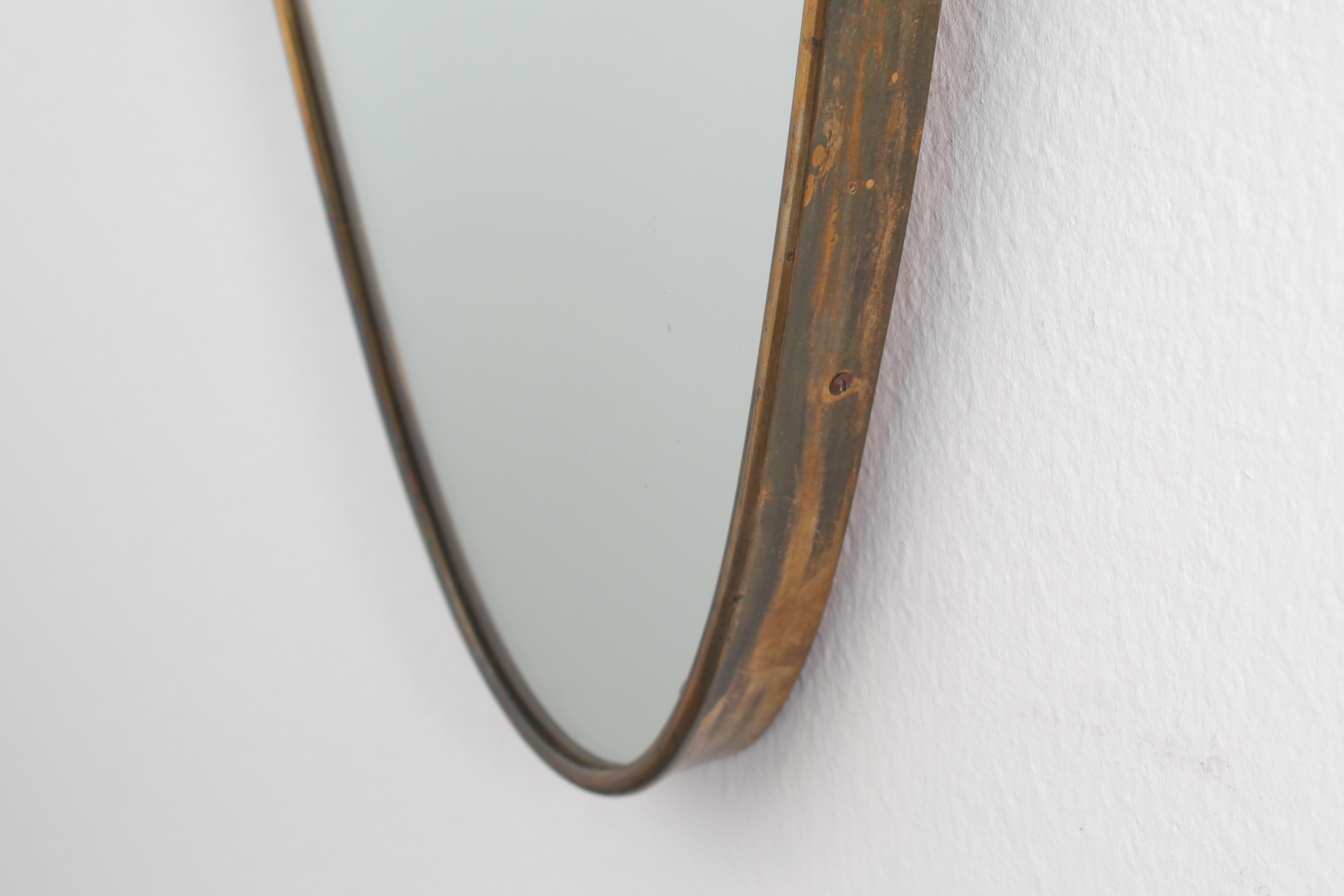 Mid-Century G. Ponti Style Shield-Shaped Wall Mirror with Brass Frame 50s Italy For Sale 4