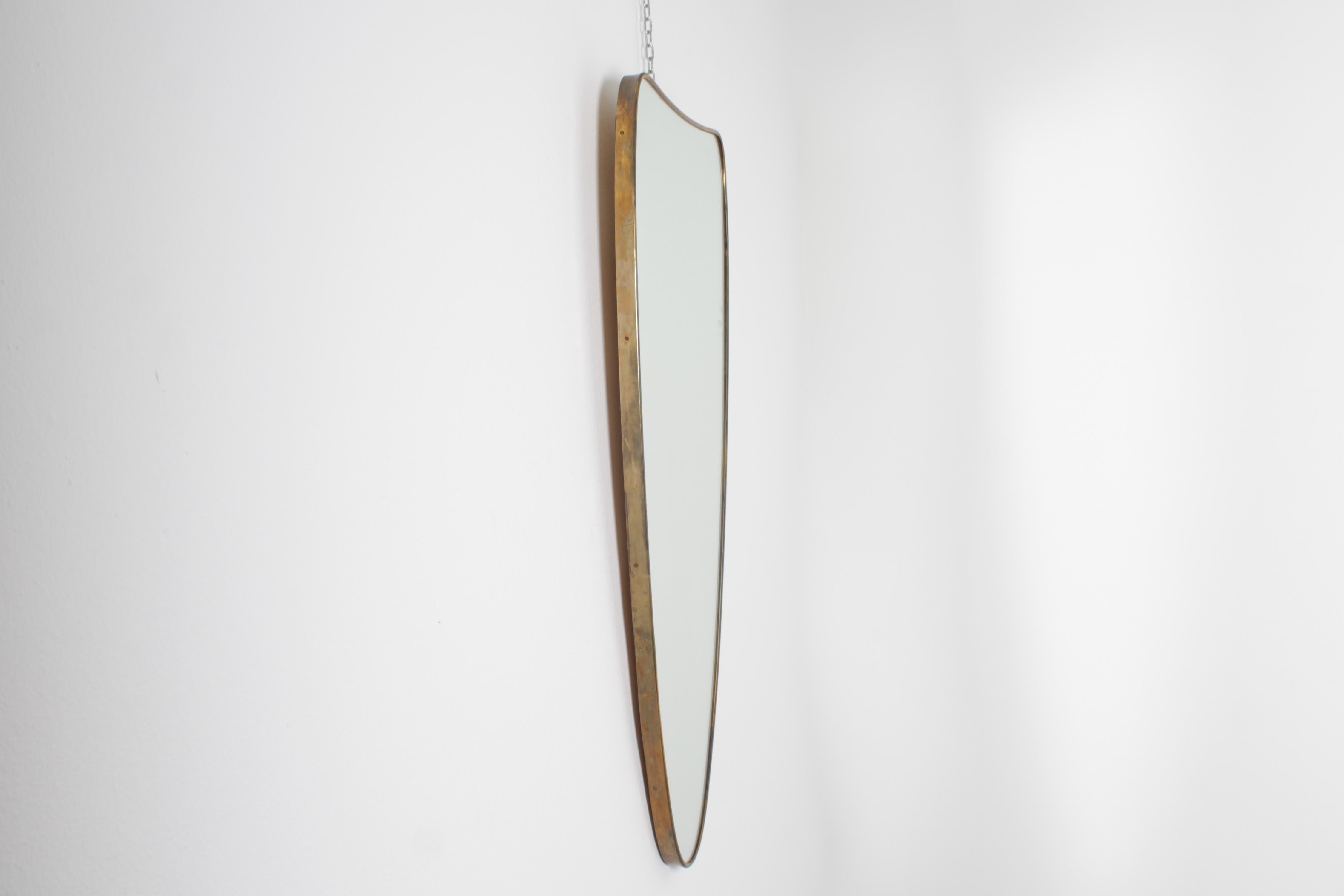 Italian Mid-Century G. Ponti Style Shield-Shaped Wall Mirror with Brass Frame 50s Italy For Sale