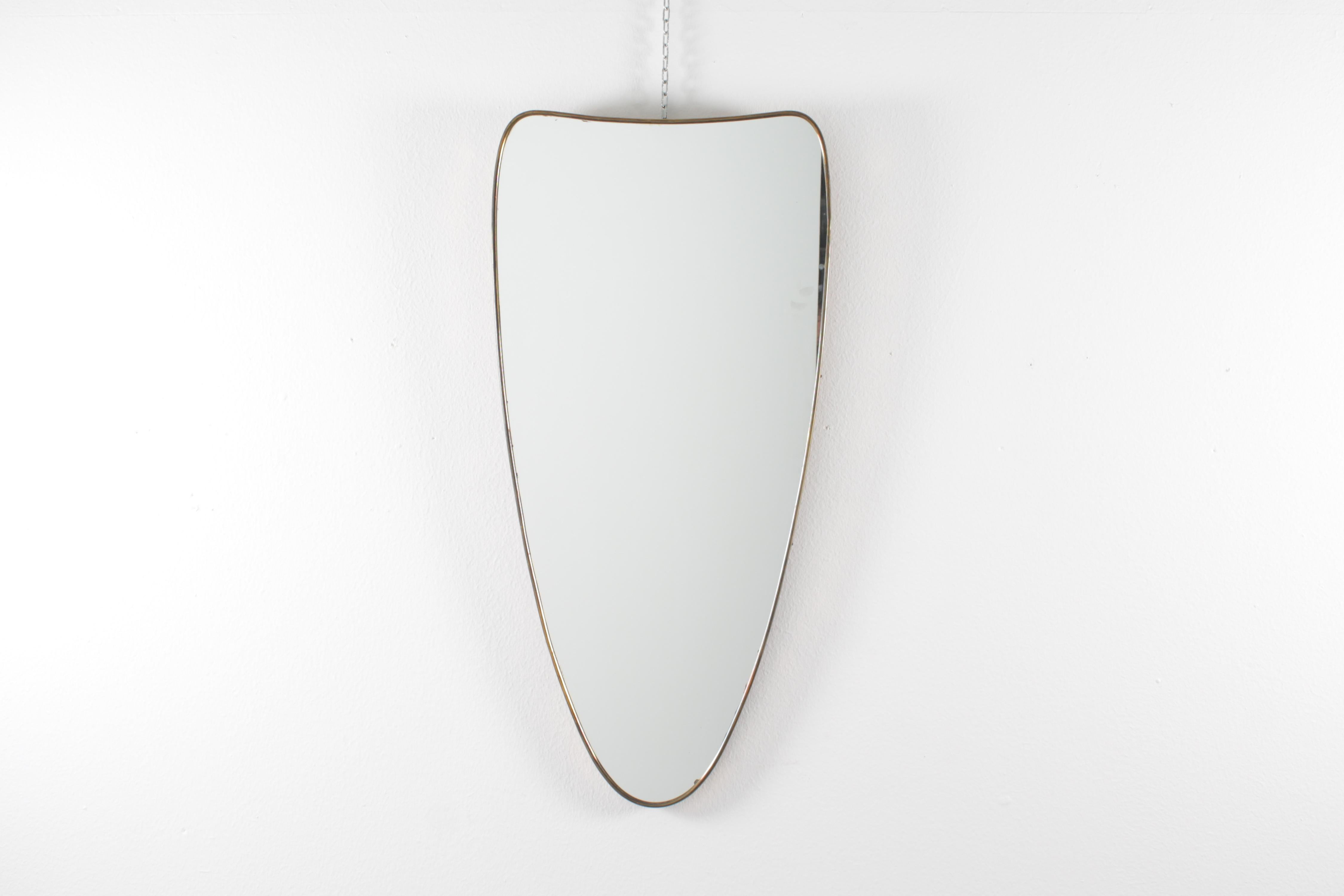 Mid-Century G. Ponti Style Shield-Shaped Wall Mirror with Brass Frame 50s Italy In Good Condition For Sale In Palermo, IT