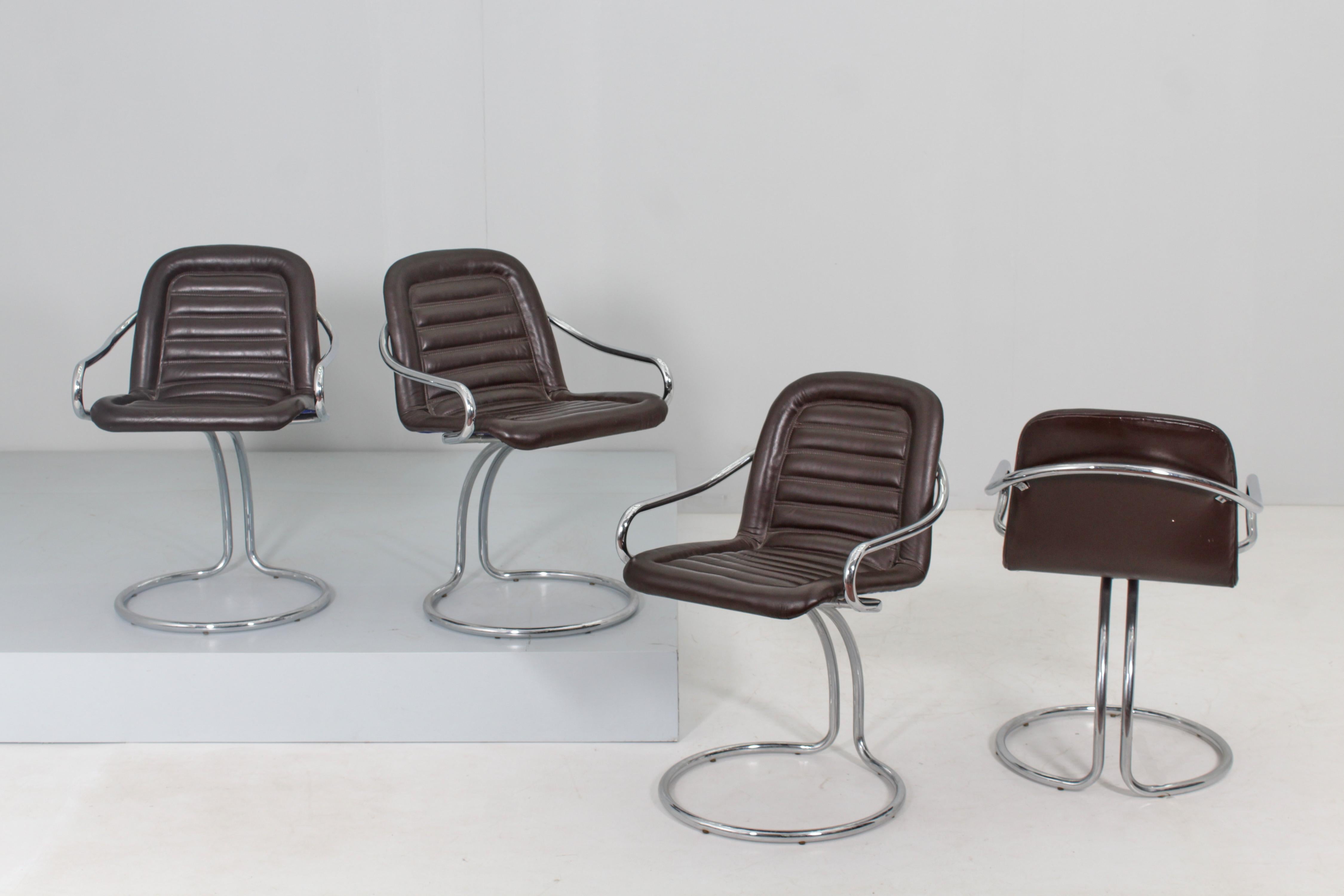 Beautiful and stylish vintage set of 4 cantilever chairs with curved structure in chromed tubular steel and seat in quilted dark brown leather. Attributer to Gastone Rinaldi for RIMA, Italian production of the 70s.
Wear consistent with age and use.