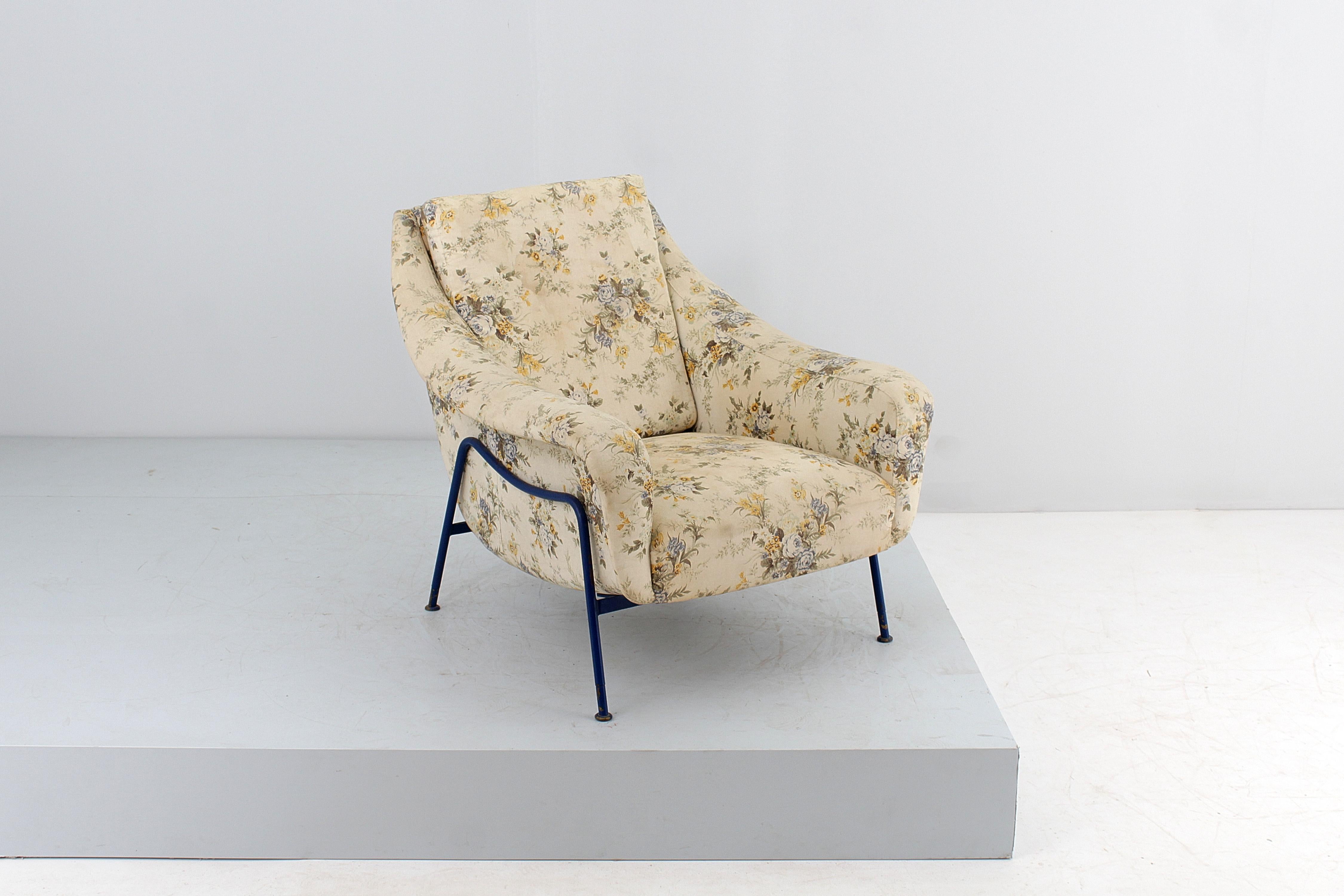 Beautiful armchair with wooden structure covered in floral fabric with blue metal tubular structure. In the style of Gastone Rinaldi, Italian production of the 50s.
Wear consistent with age and use.