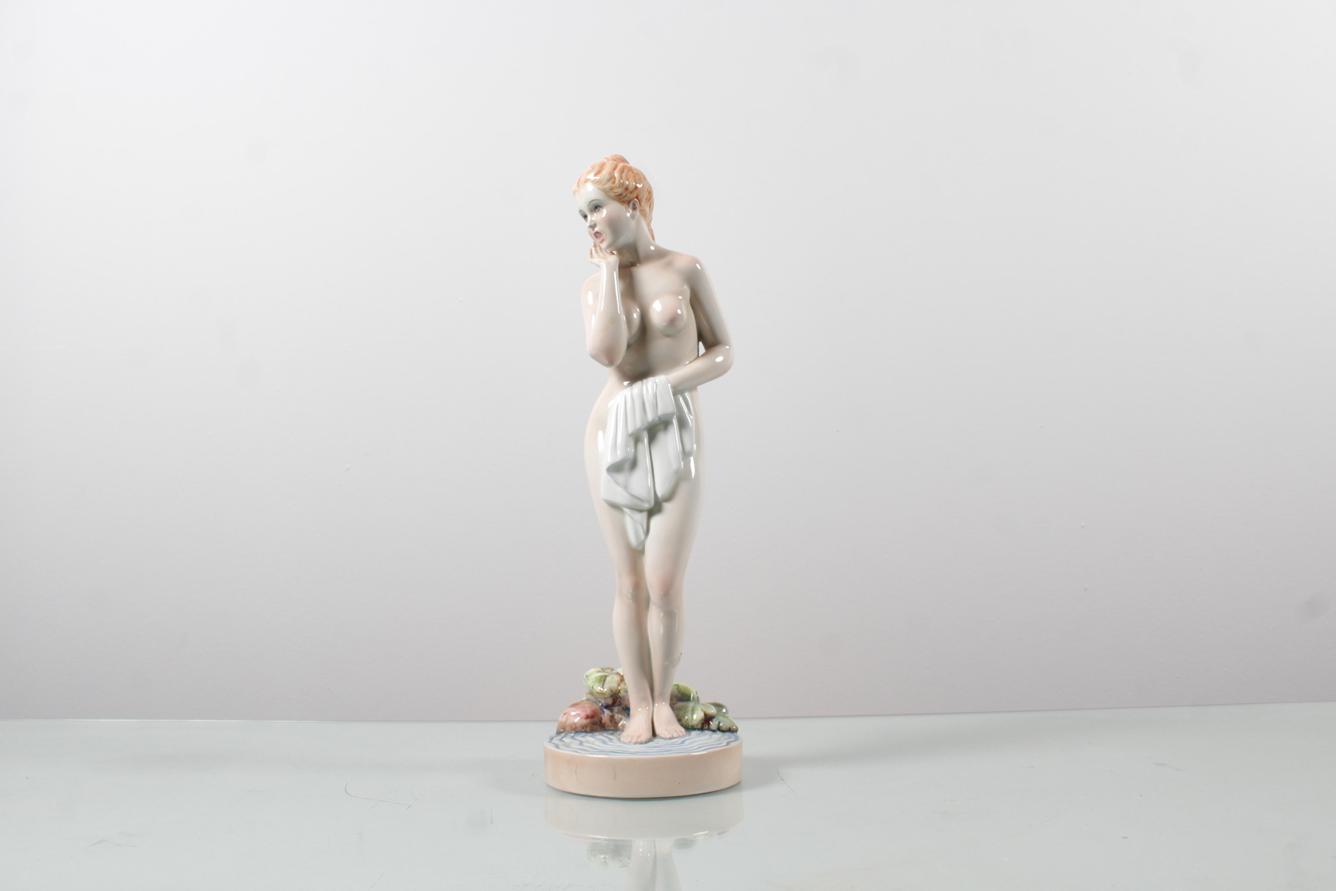 Wunderschöne Figur aus sehr feinem Porzellan, die einen weiblichen Akt darstellt, mit intakten Farben und Glanz. Auf der Unterseite vom Keramikmeister Giovanni Ronzan signiert (