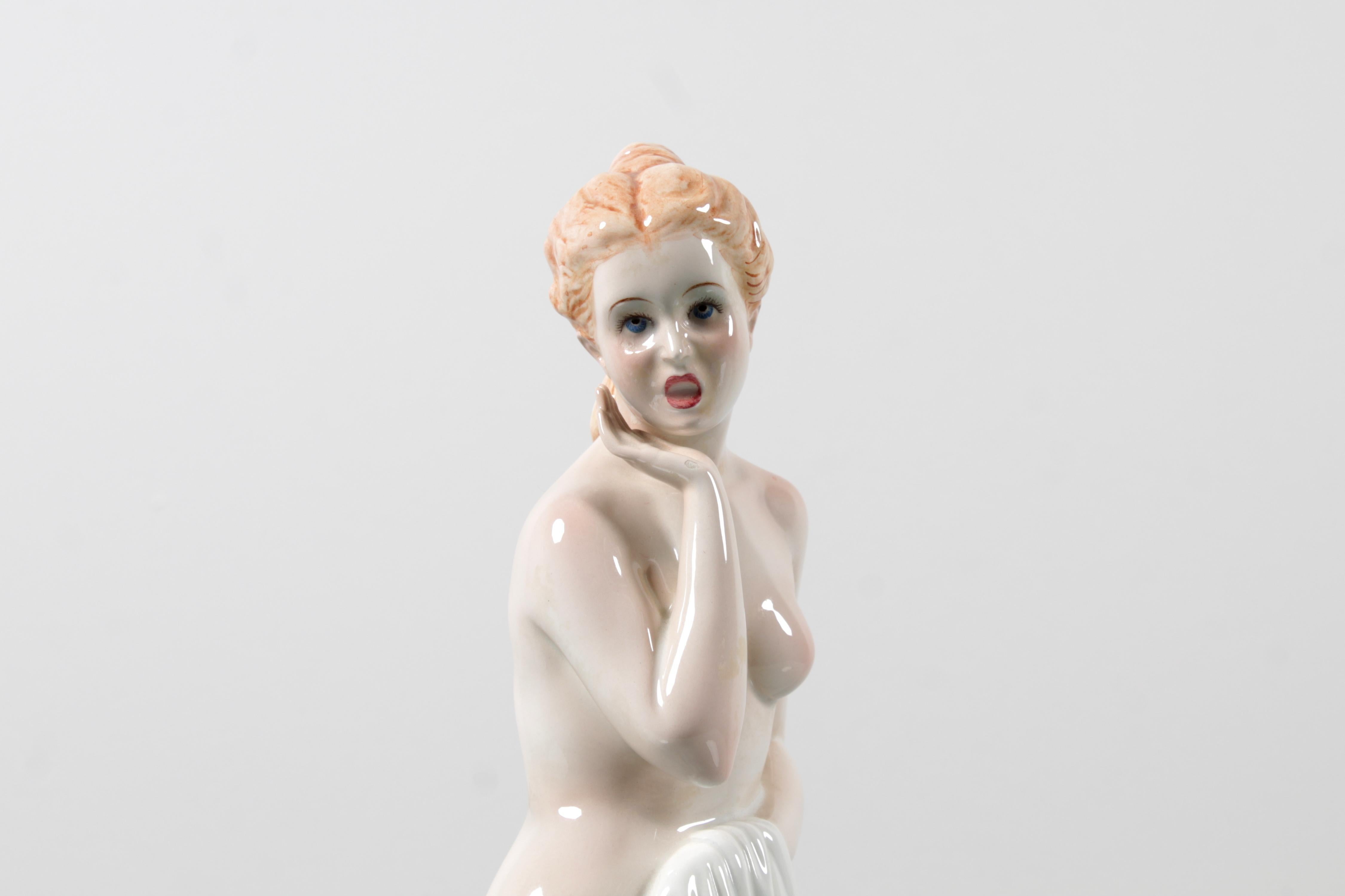 Mid-Century G. Ronzan Porcelain Femal Nude Figure Italian Manifacture from 1950 In Good Condition For Sale In Palermo, IT