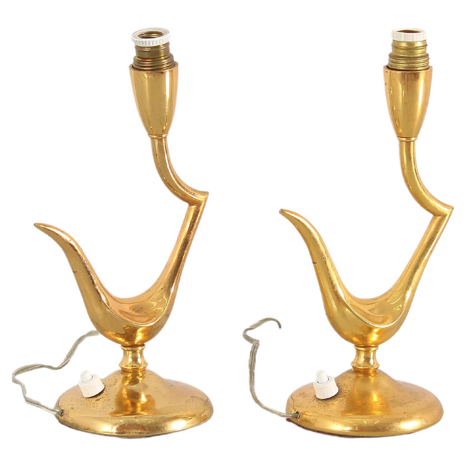 Pair of refined table lamps in full gilded brass with a beautiful and delightful curvilinear design. On / off button on the base. Attributed to Guglielmo Ulrich, 1940s, Italy. Any irregularity in the symmetry does not affect their value.
Wear