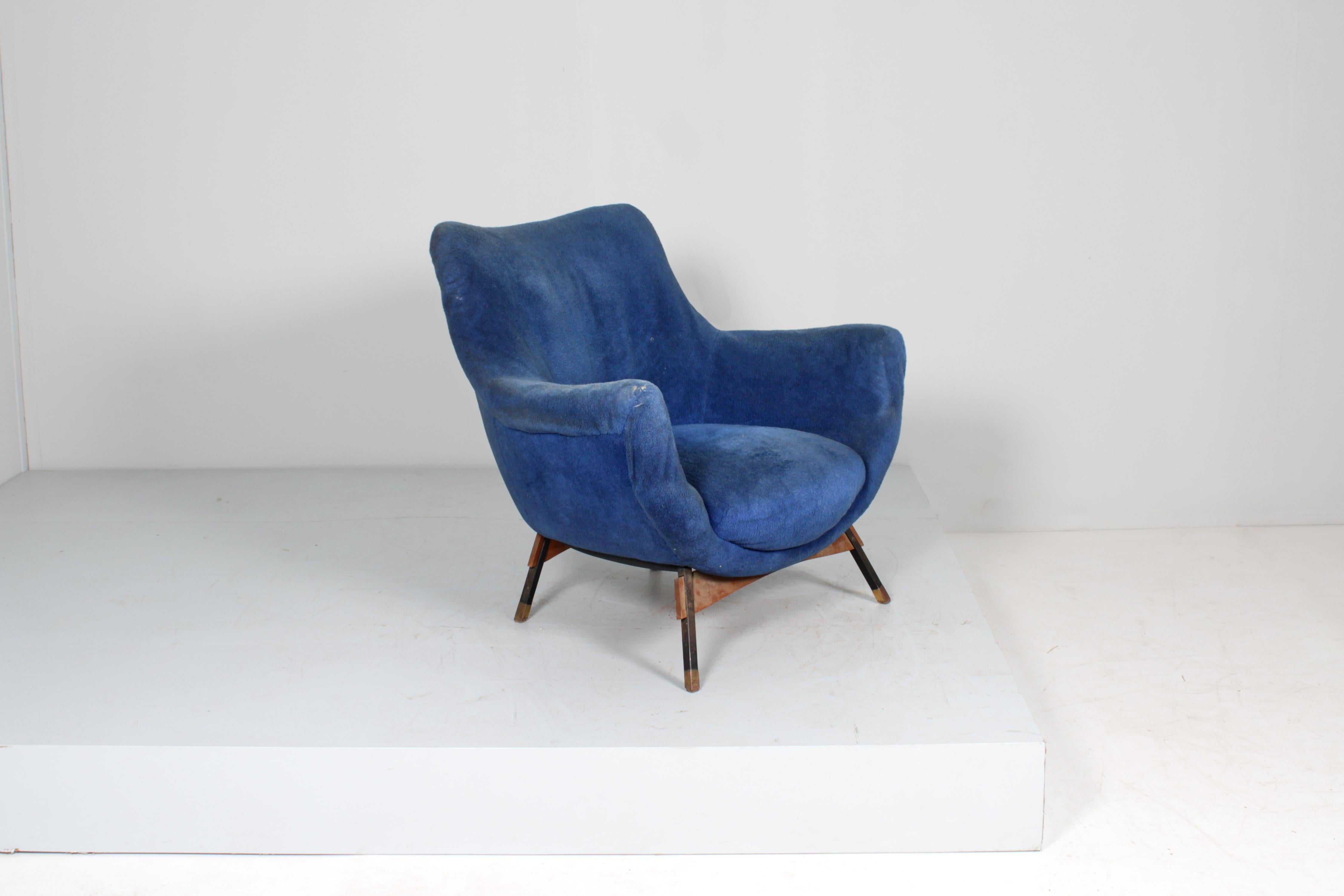 Italian Mid-Century G. Veronesi for ISA (attr.) Wooden and Velvet Armchair 50s Italy For Sale