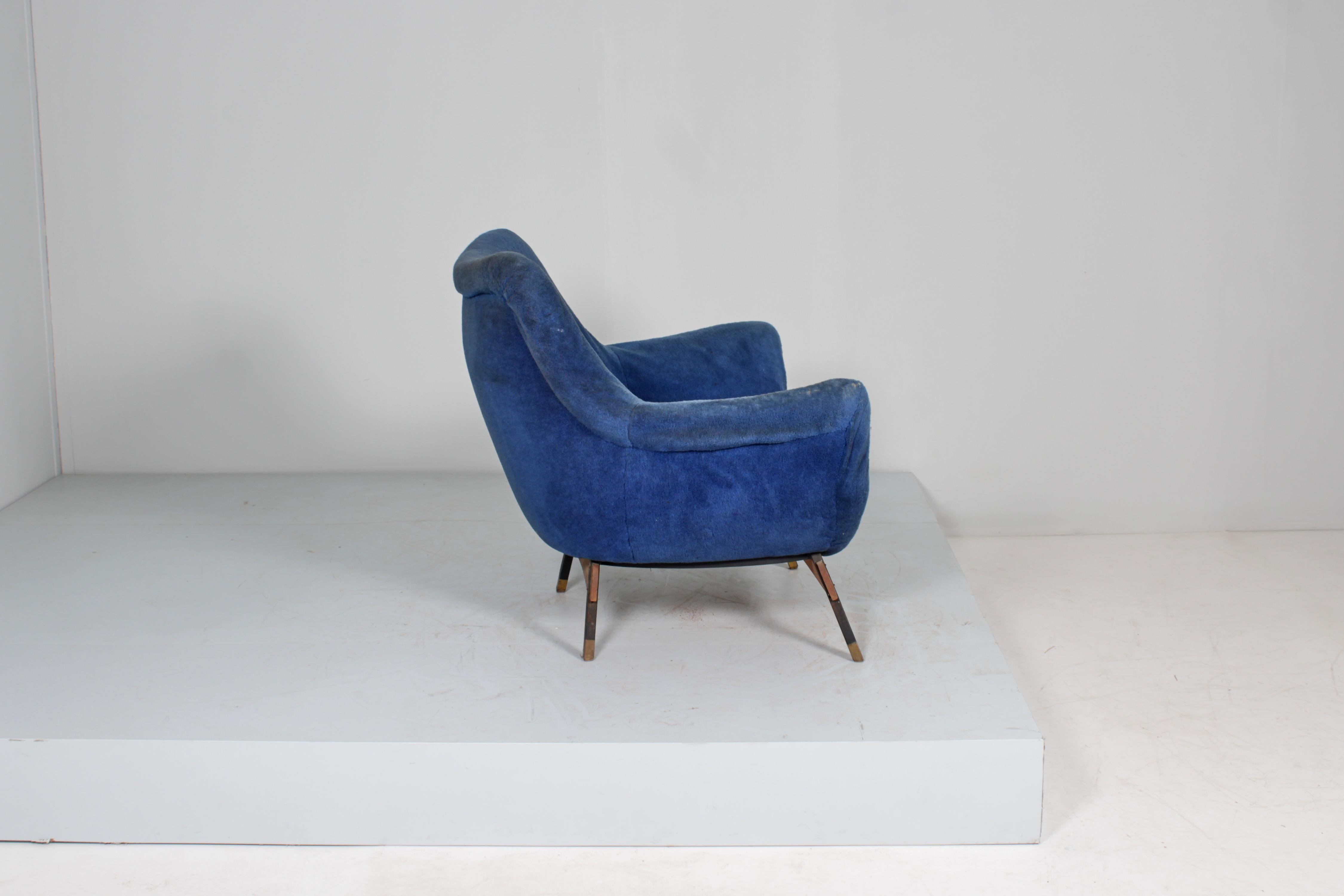 Mid-Century G. Veronesi for ISA (attr.) Wooden and Velvet Armchair 50s Italy  In Good Condition For Sale In Palermo, IT
