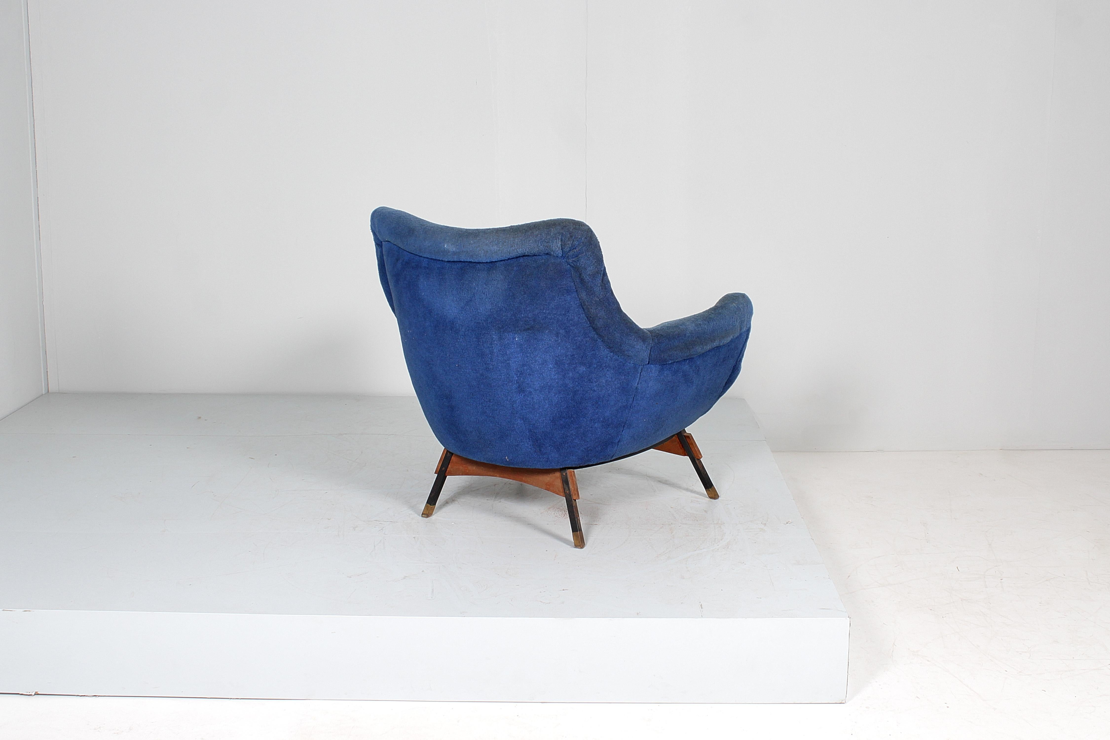 Mid-20th Century Mid-Century G. Veronesi for ISA (attr.) Wooden and Velvet Armchair 50s Italy  For Sale