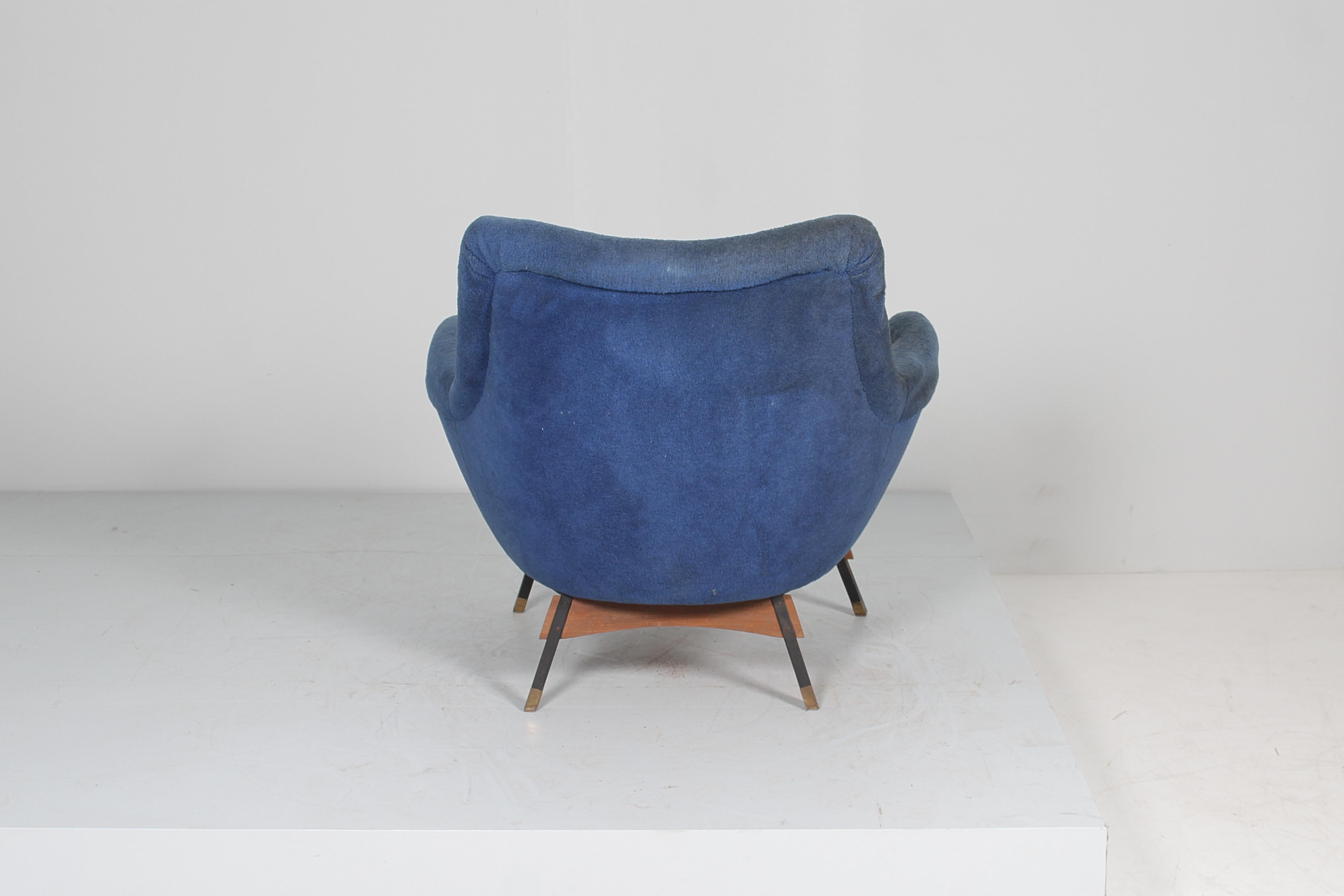 Mid-Century G. Veronesi for ISA (attr.) Wooden and Velvet Armchair 50s Italy  For Sale 1