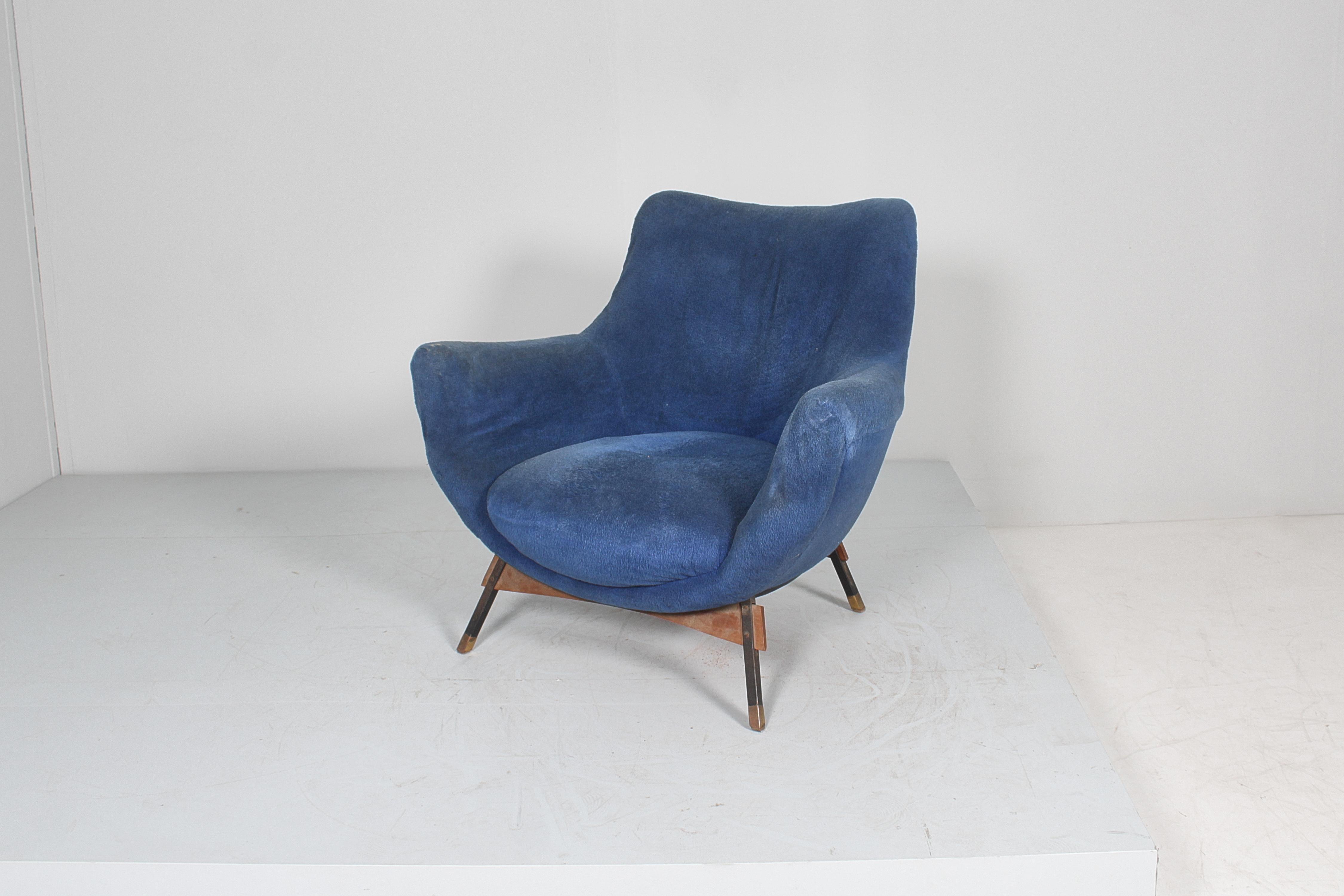 Mid-Century G. Veronesi for ISA (attr.) Wooden and Velvet Armchair 50s Italy  For Sale 2
