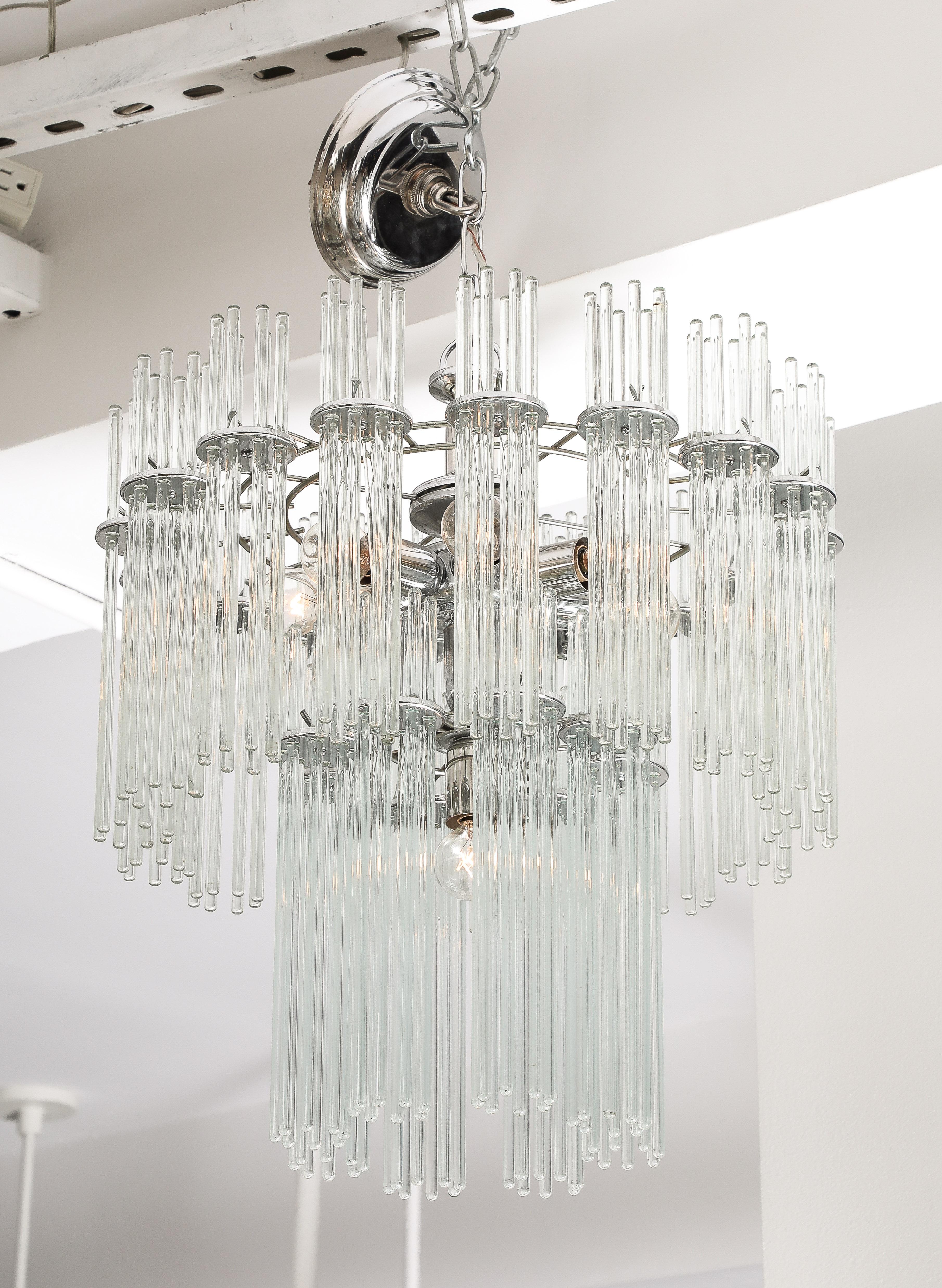 Lampadario a bacchetta in vetro sospeso su una struttura cromata. Il lampadario è stato ricablato secondo gli standard USA, con nuove prese e cavi da un elettricista UL. Prese a candelabro, 40W max eah, più alte se si utilizzano lampadine a LED.