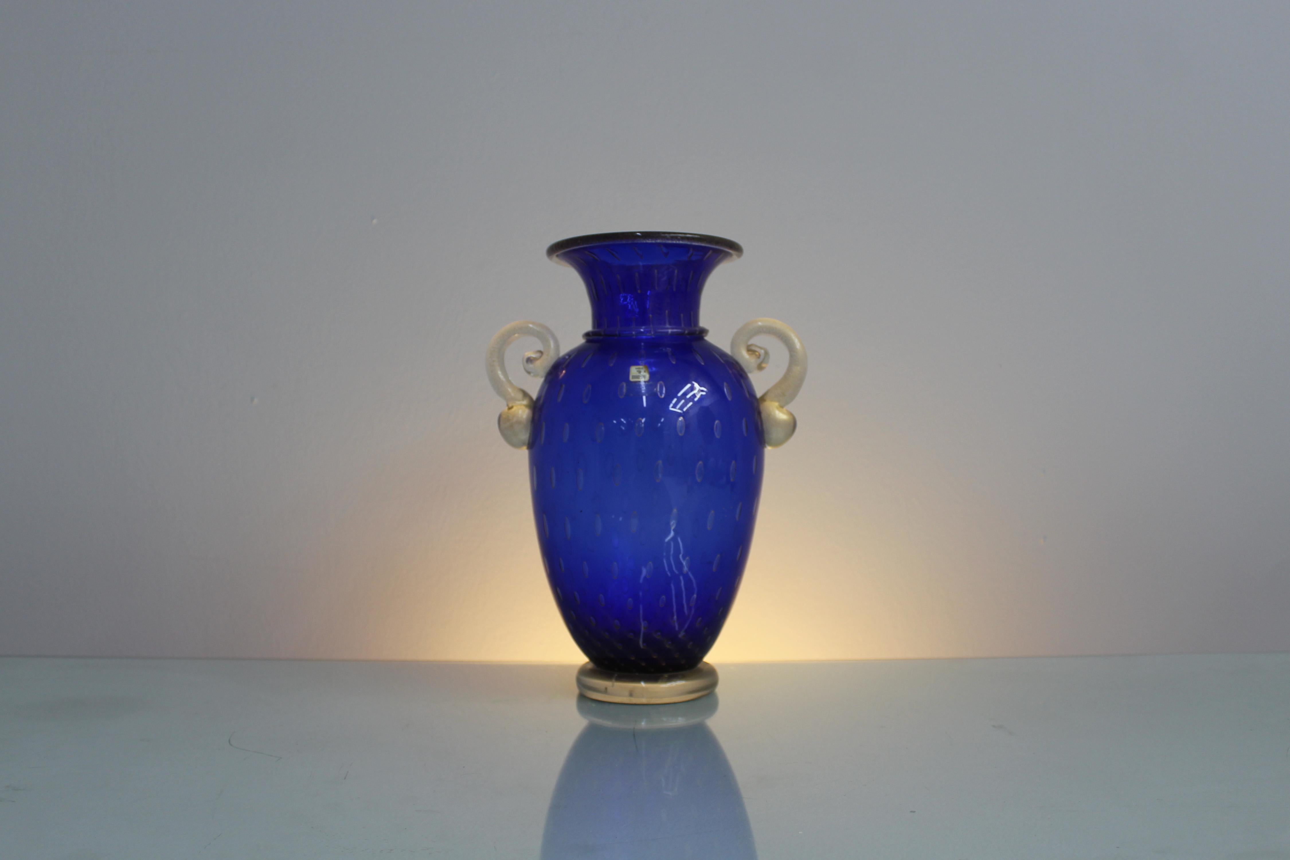 Prestigious amphora vase in blown Murano glass, blue streaked with gold with submerged bubbles, handles and base in transparent glass with gold leaf inclusions. Venetian manufacture from 70s signed Gambaro & Poggi by scratch, on the bottom. Murano