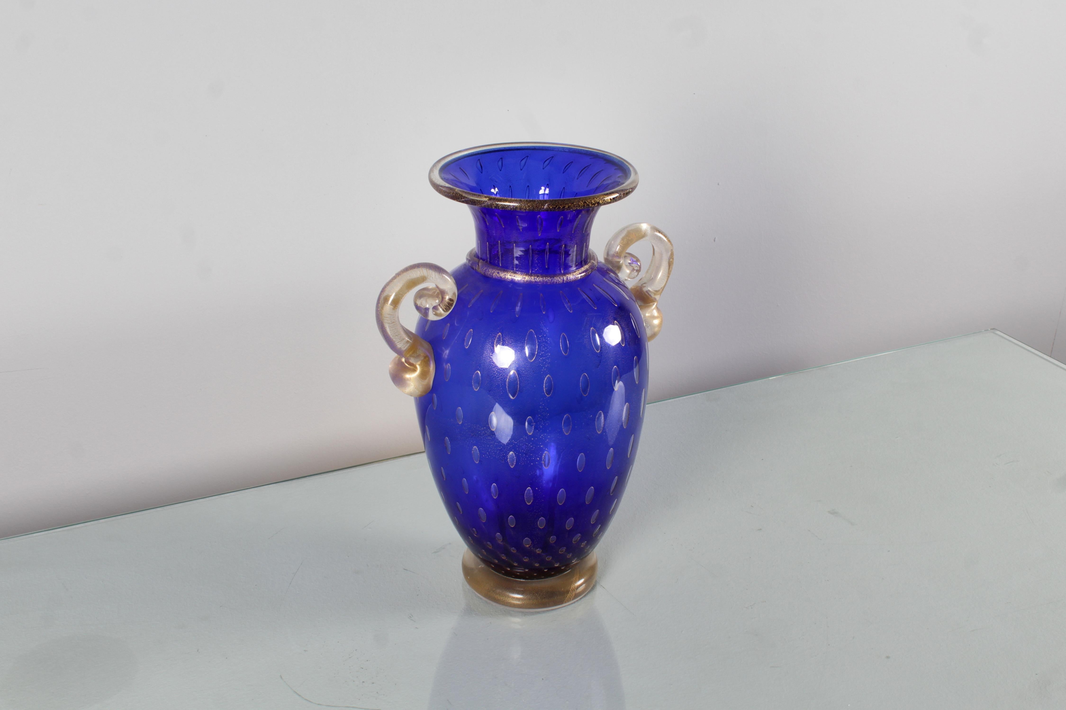 Mid-Century Gambaro & Poggi Blue and Gold Leaf Murano Glass Vase 70s Italy For Sale 1