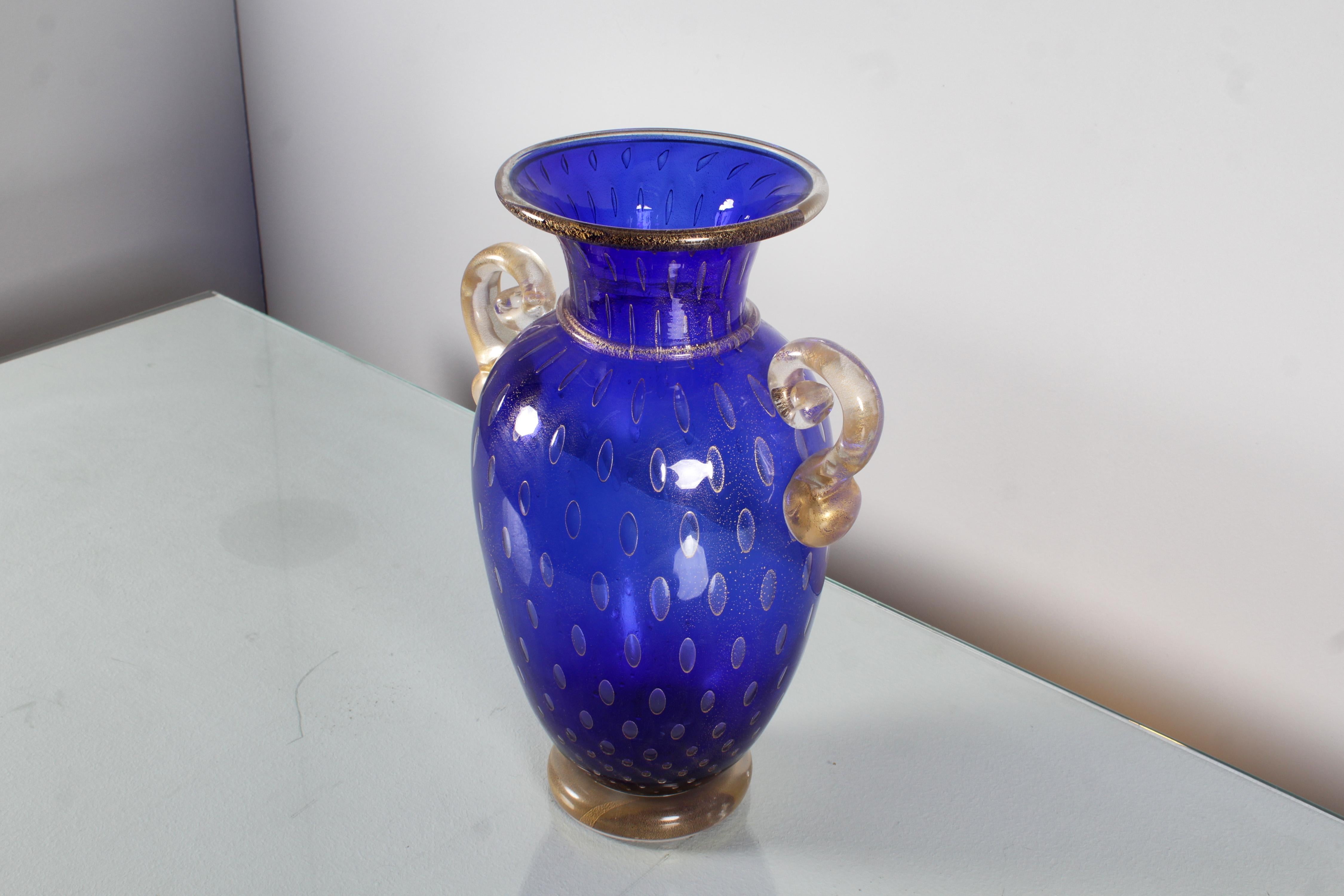 Mid-Century Gambaro & Poggi Blue and Gold Leaf Murano Glass Vase 70s Italy For Sale 2