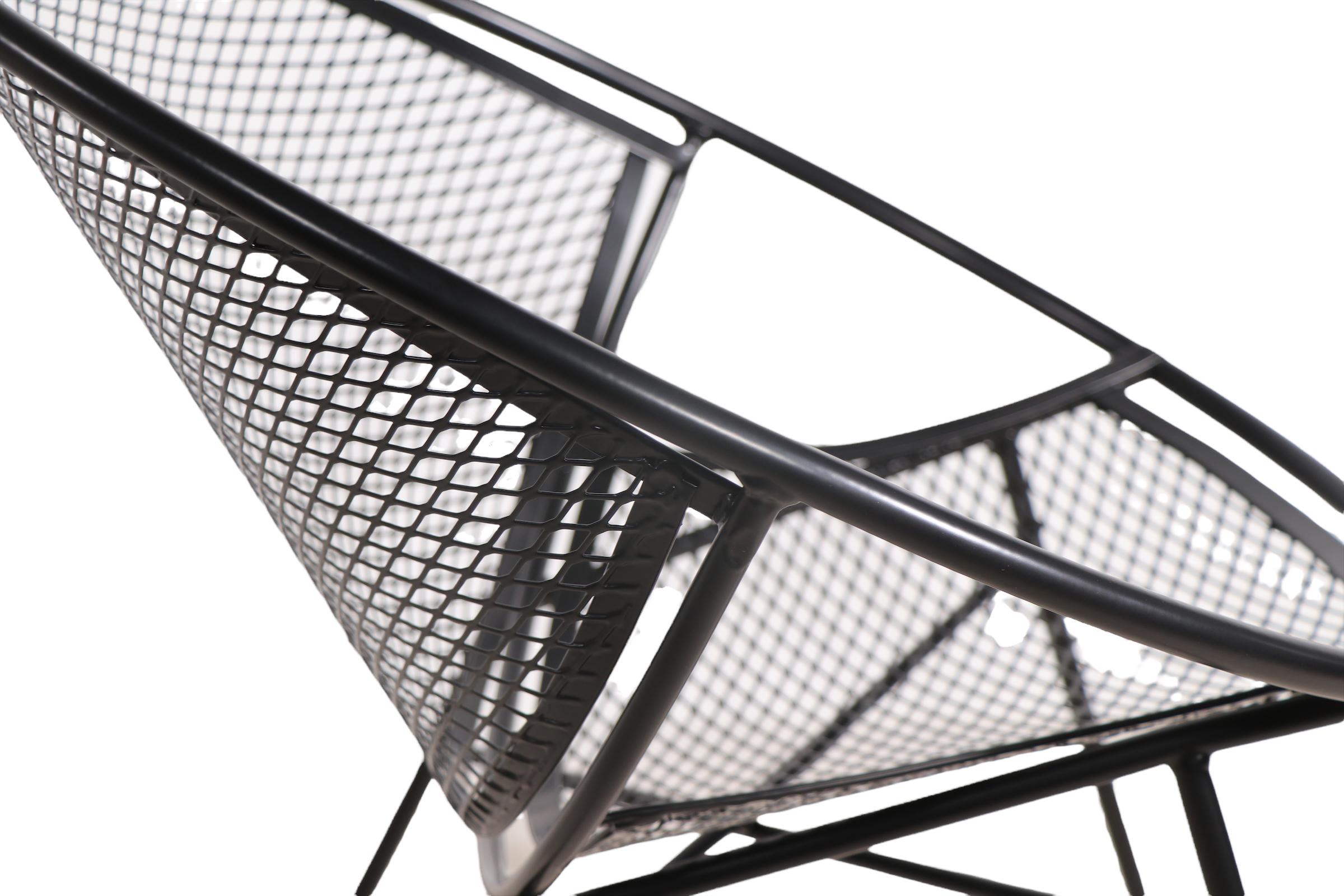 Fer forgé Chaise longue Radar de jardin de patio ou de jardin mi-siècle par Salterini, revêtement en poudre en vente