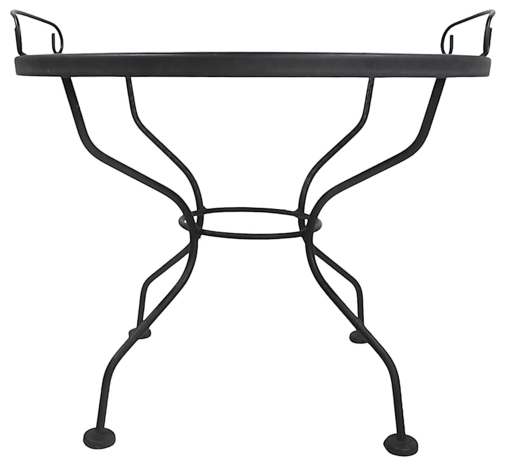 Mid Century Garden Patio Poolside  Wrought Iron Tray Top Table att. to Woodard In Good Condition For Sale In New York, NY