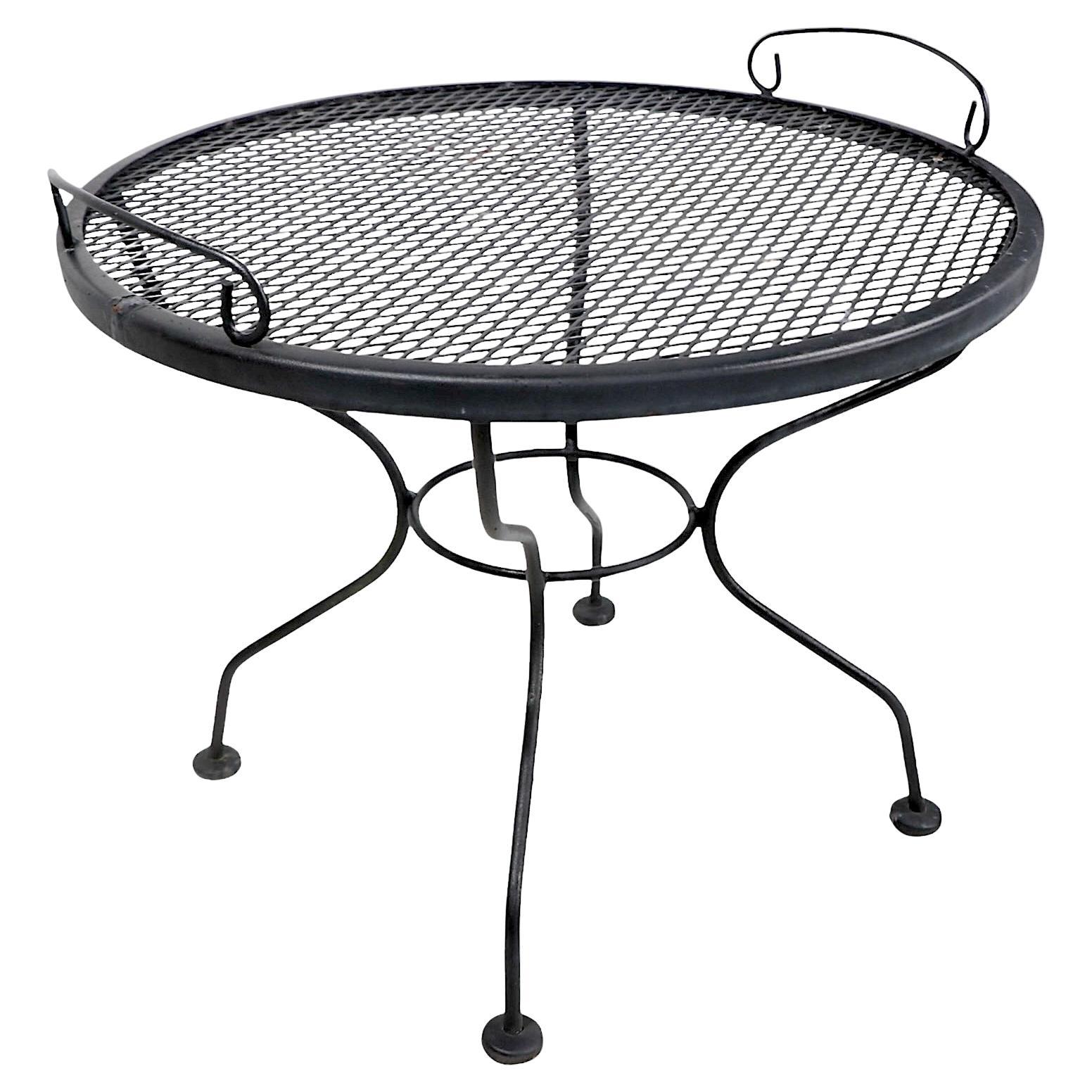 Mid Century Garden Patio Poolside  Table à plateau en fer forgé att. à Woodard