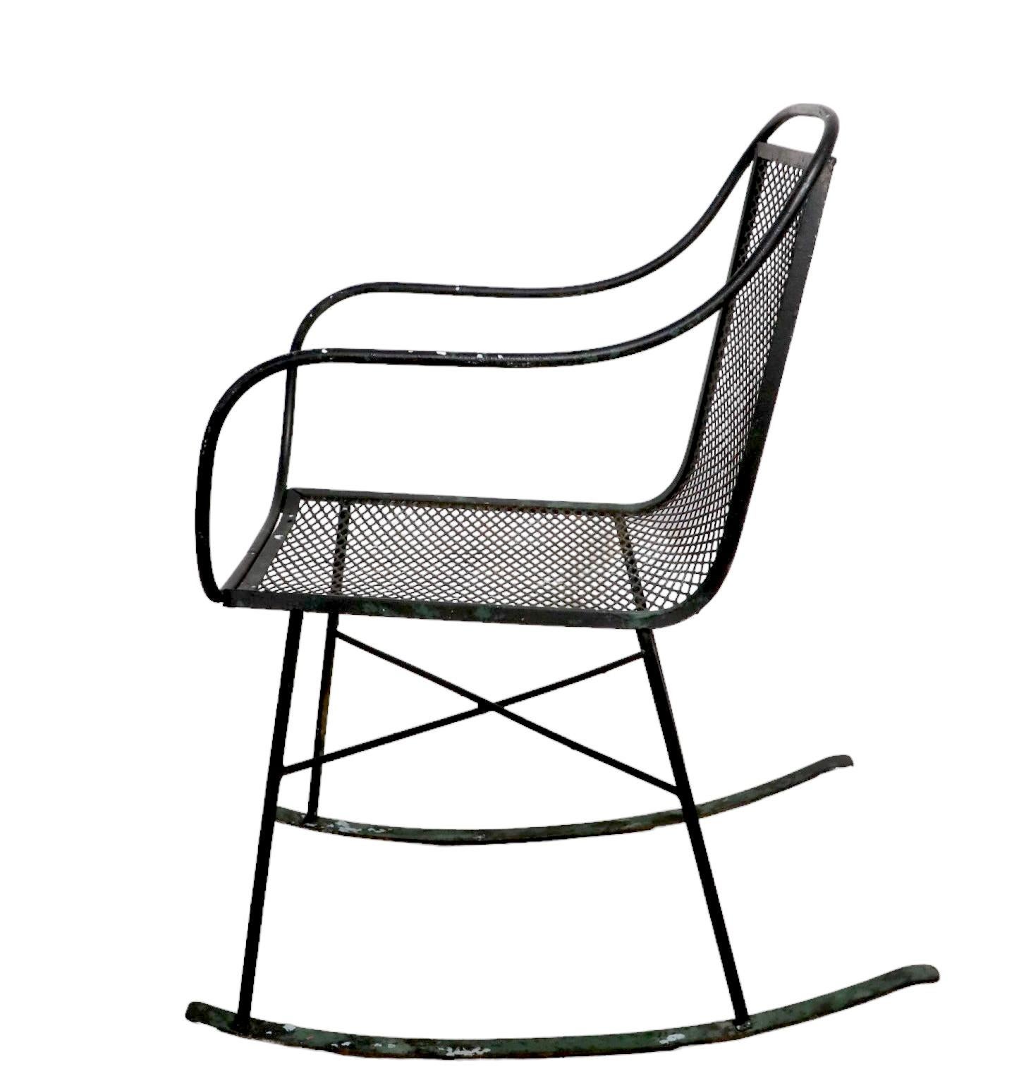 Américain Chaise à bascule en fer forgé pour jardin du milieu du siècle attribuée à Salterini en vente