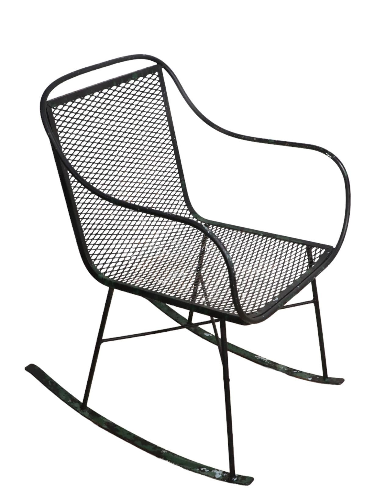 Mid Century Garden Patio Wrought Iron Rocking Chair Att. to Salterini In Good Condition For Sale In New York, NY