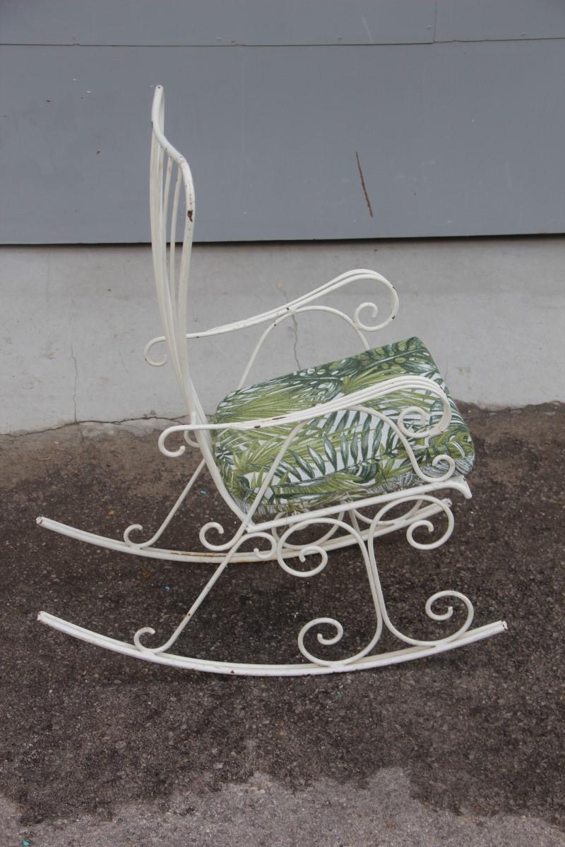 Gartenschwing aus weißem, gearbeitetem Metall aus der Mitte des Jahrhunderts, 1950er Jahre (Moderne der Mitte des Jahrhunderts) im Angebot
