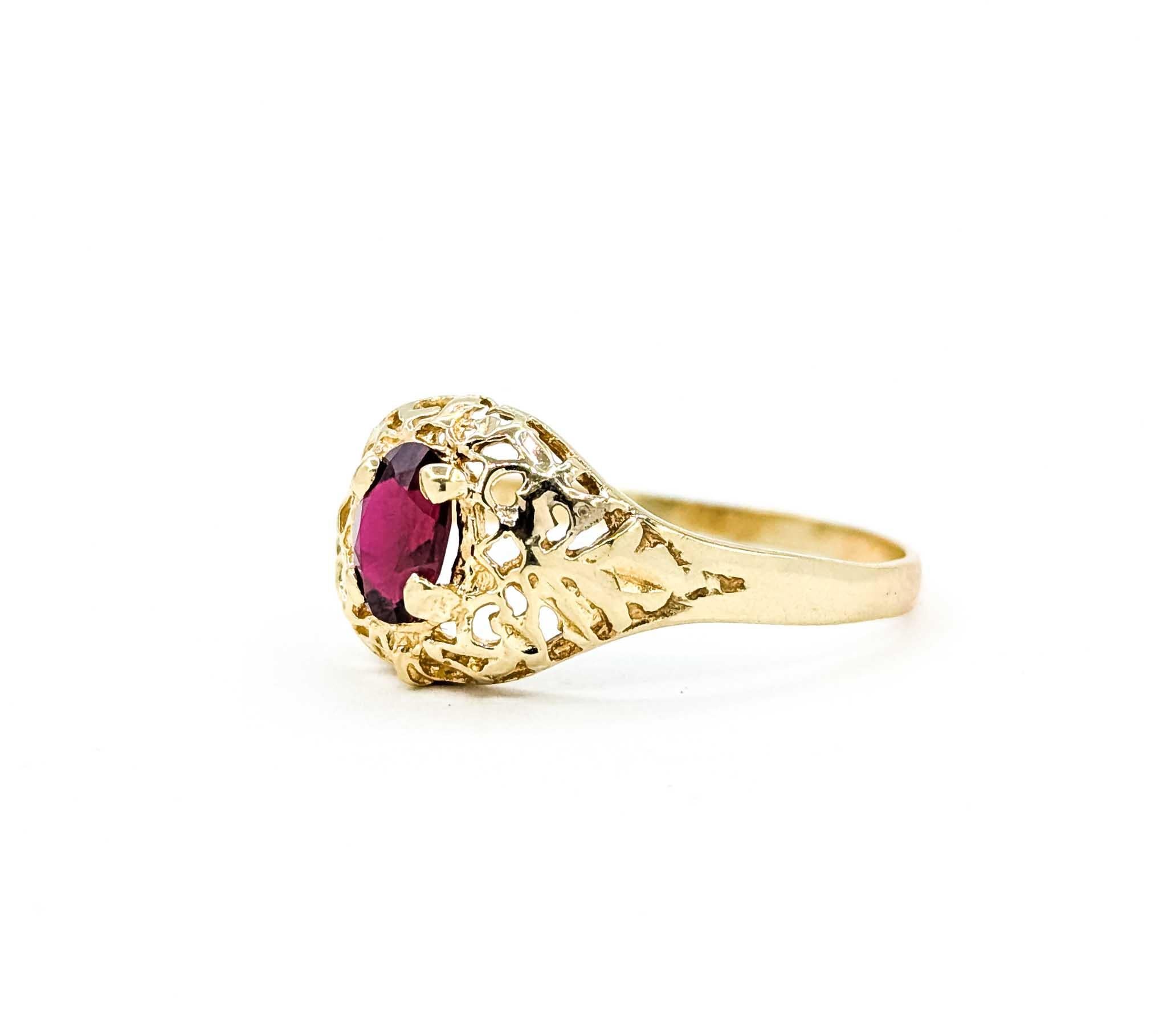 Contemporain Bague du milieu du siècle en or jaune 10k avec filigrane de grenat en vente