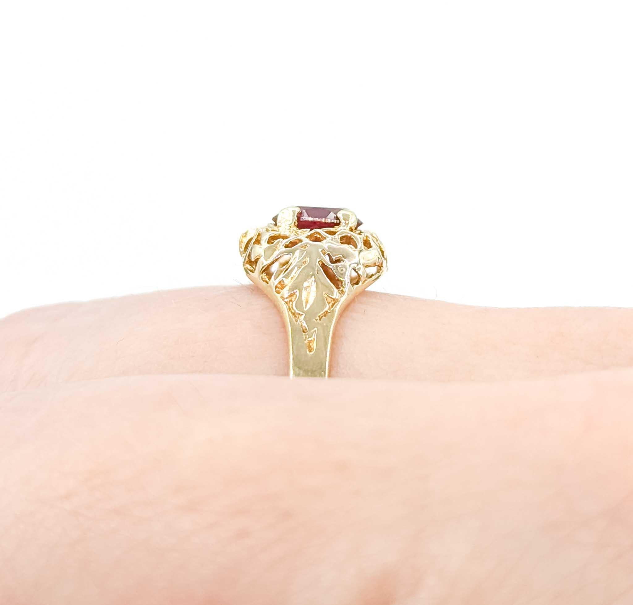 Taille ovale Bague du milieu du siècle en or jaune 10k avec filigrane de grenat en vente