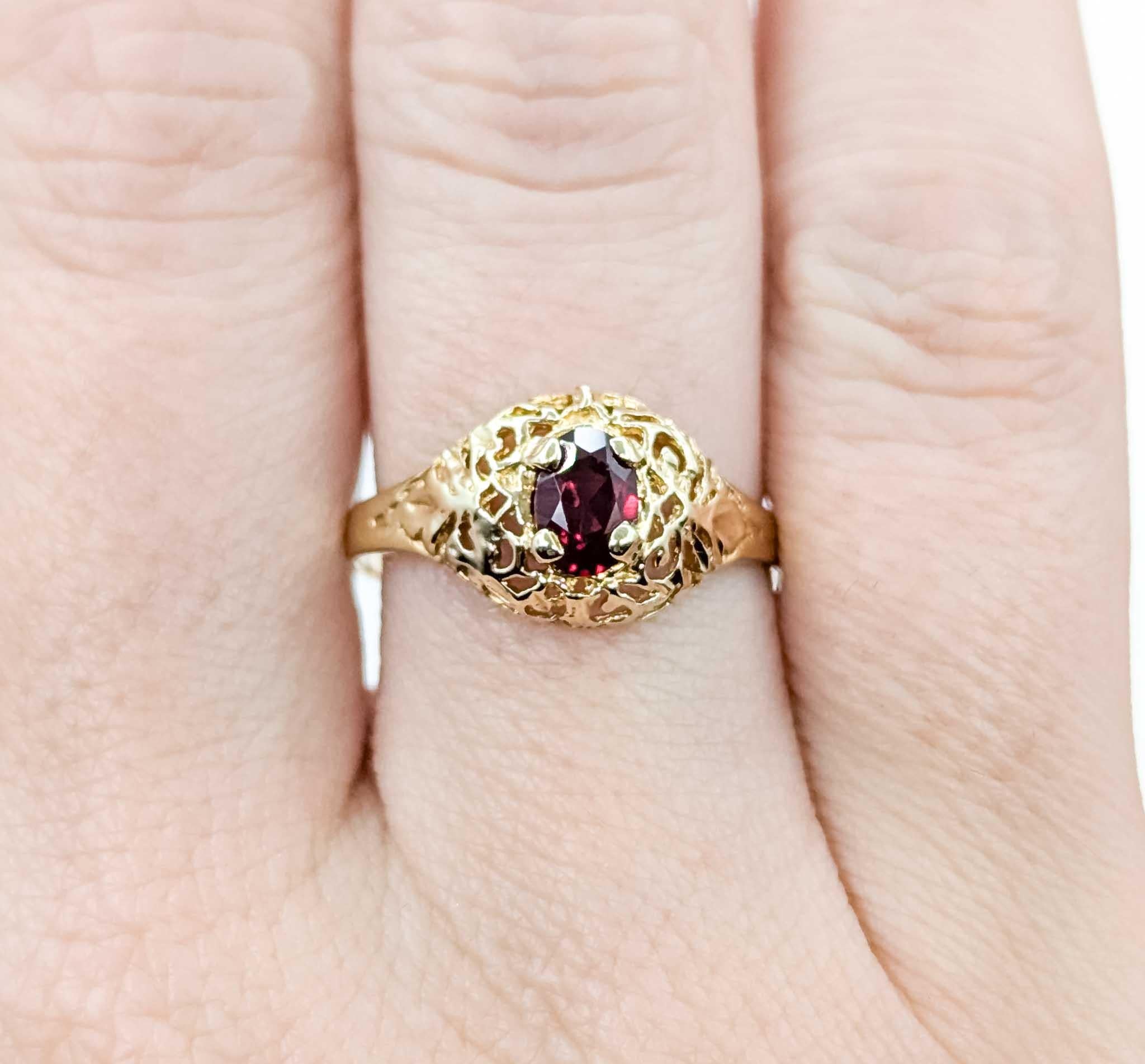 Bague du milieu du siècle en or jaune 10k avec filigrane de grenat Pour femmes en vente