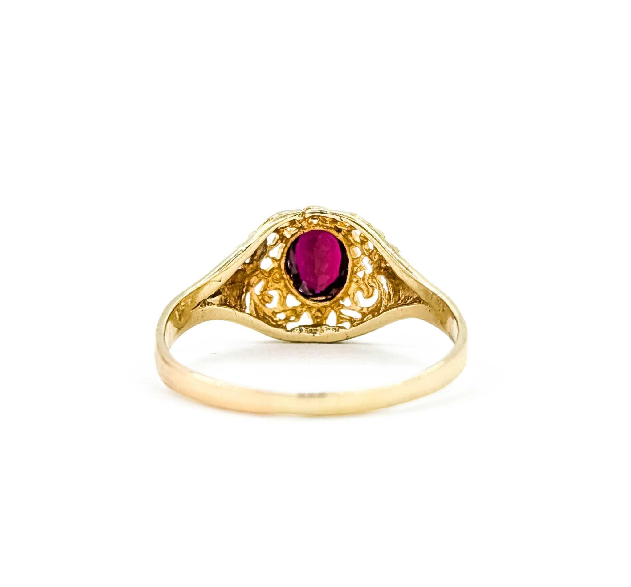 Bague du milieu du siècle en or jaune 10k avec filigrane de grenat en vente 1