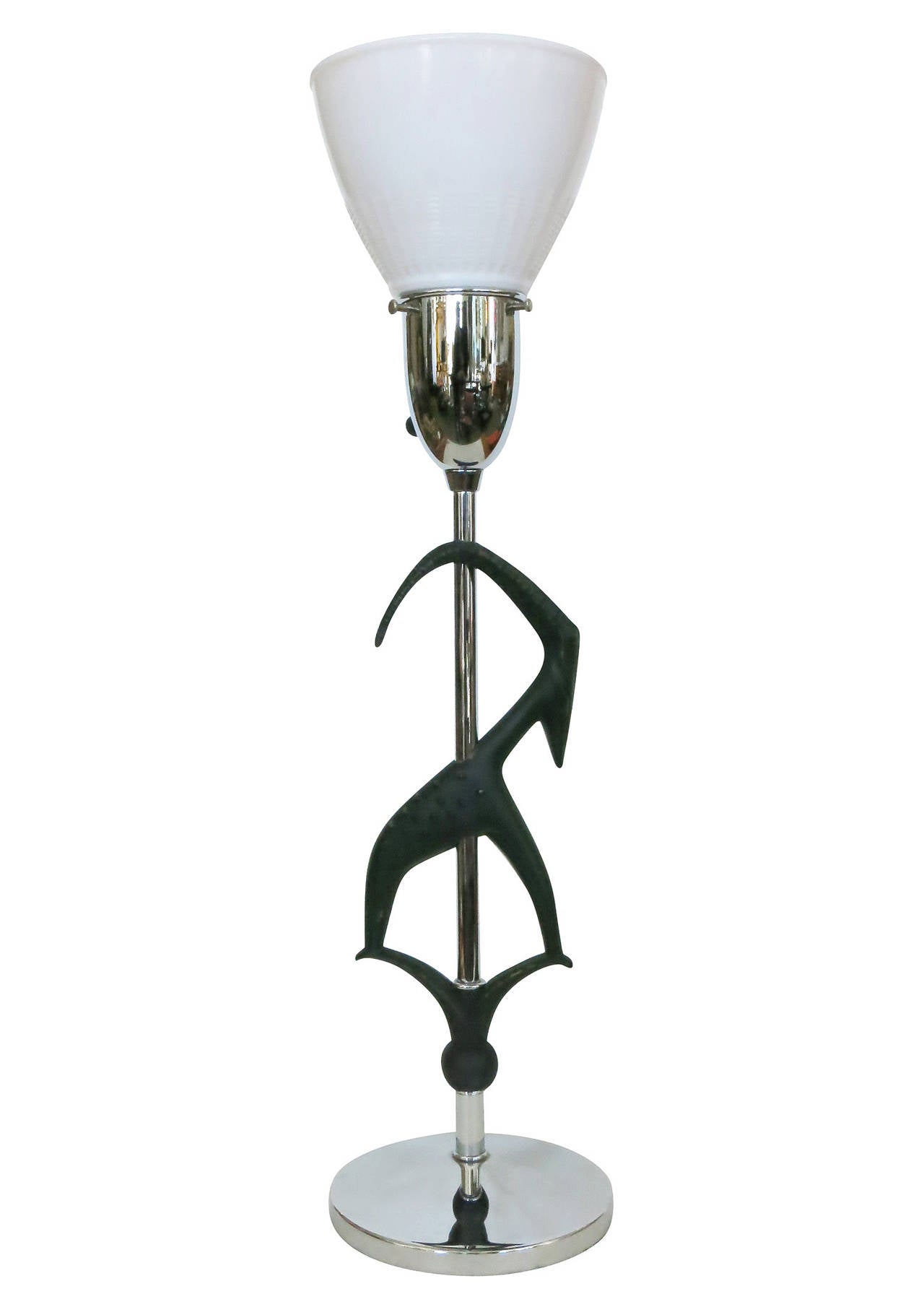 Cette paire de lampes de table gazelle de style français, du milieu du siècle, en chrome et en fer, a été fabriquée par la société Rembrandt, vers 1950. Les lampes conservent leur abat-jour en verre d'origine et ont été fraîchement rechromées au