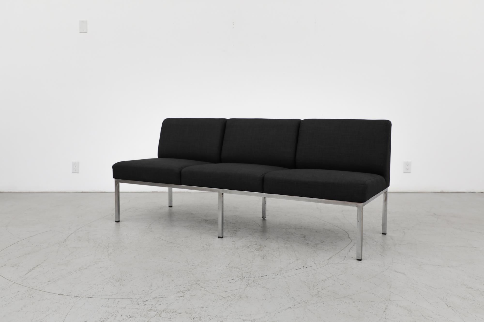 Mid-Century Gelderland 3-Sitzer Sofa mit verchromtem Gestell und neu gepolsterten schwarzen Sitzflächen. Der Rahmen ist im Originalzustand mit sichtbaren Abnutzungserscheinungen und einigen Chromlöchern, die dem Alter und dem Gebrauch entsprechen.