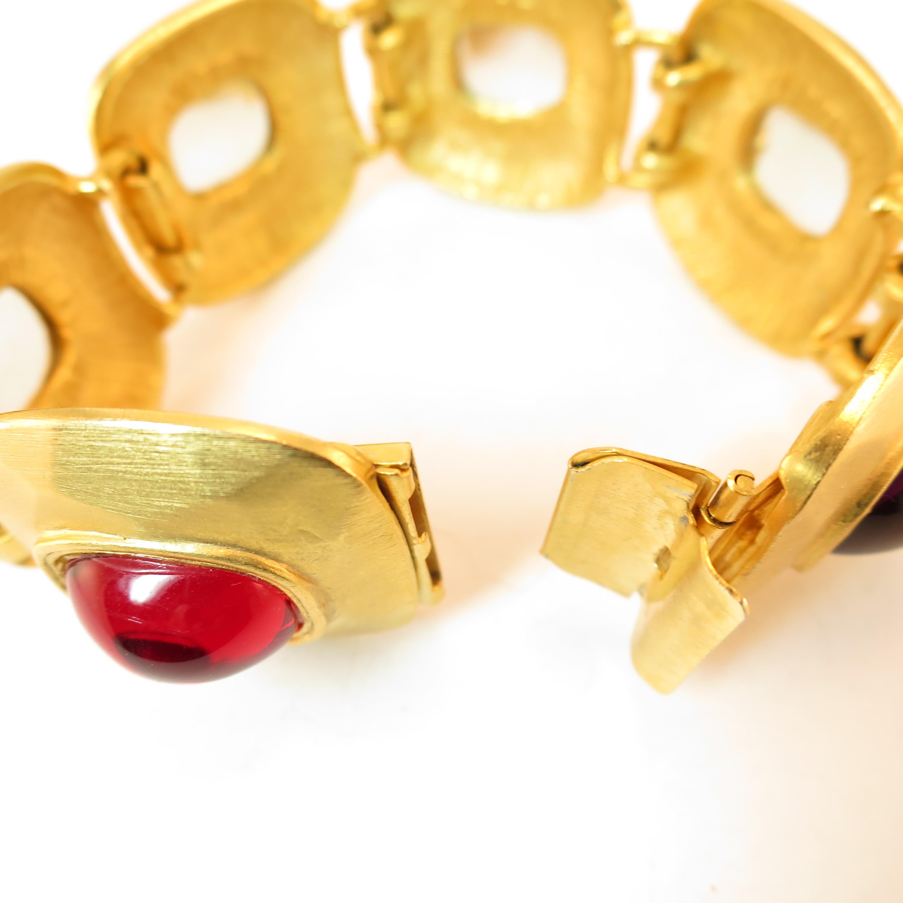 Mid-Century Gem-Craft Hammered Gold Jewel-Tone Day & Evening Bracelet & Earrings For Sale 8