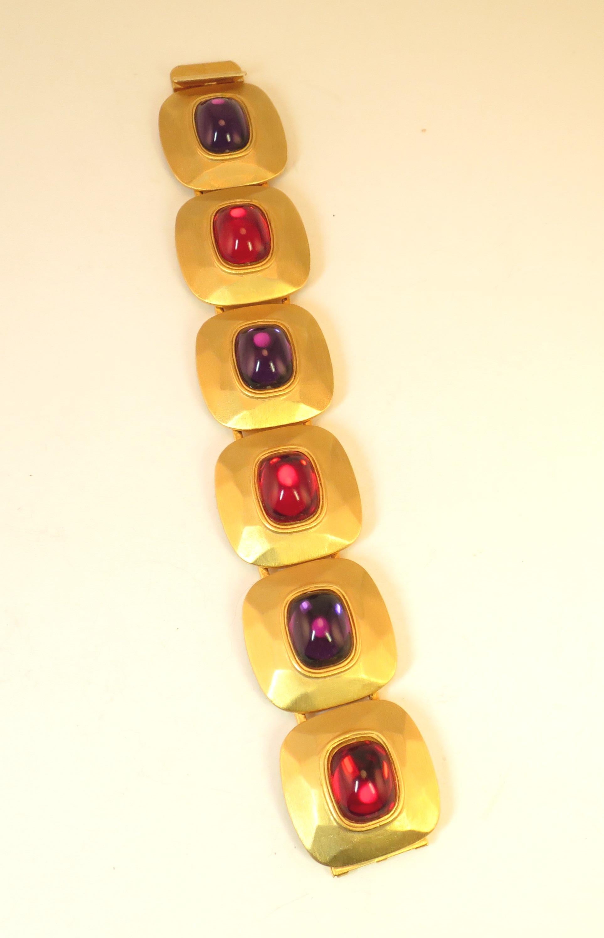 Mid-Century Gem-Craft Hammered Gold Jewel-Tone Day & Evening Bracelet & Earrings For Sale 1