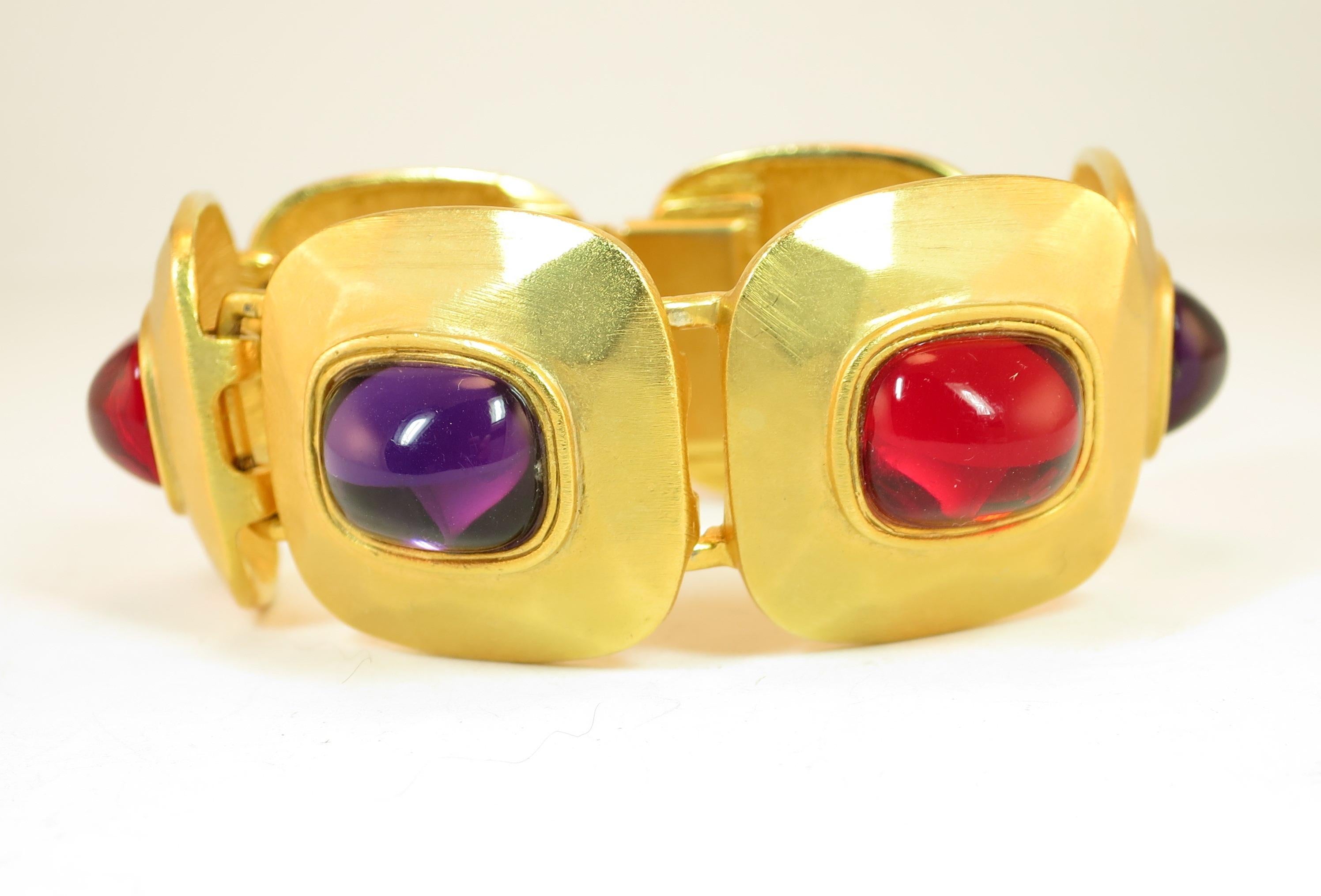 Mid-Century Gem-Craft Hammered Gold Jewel-Tone Day & Evening Bracelet & Earrings For Sale 5