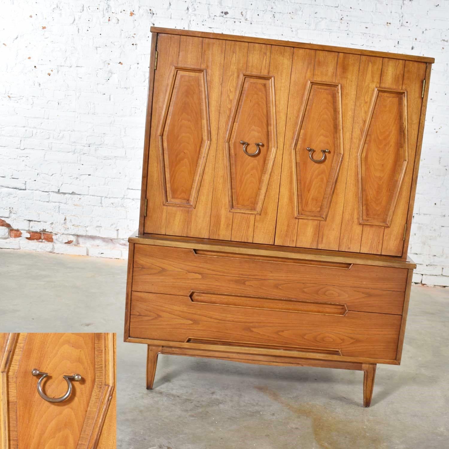 Midcentury Gentlemen’s Chest with Hexagon Paneled Design and Brass Hardware For Sale 3