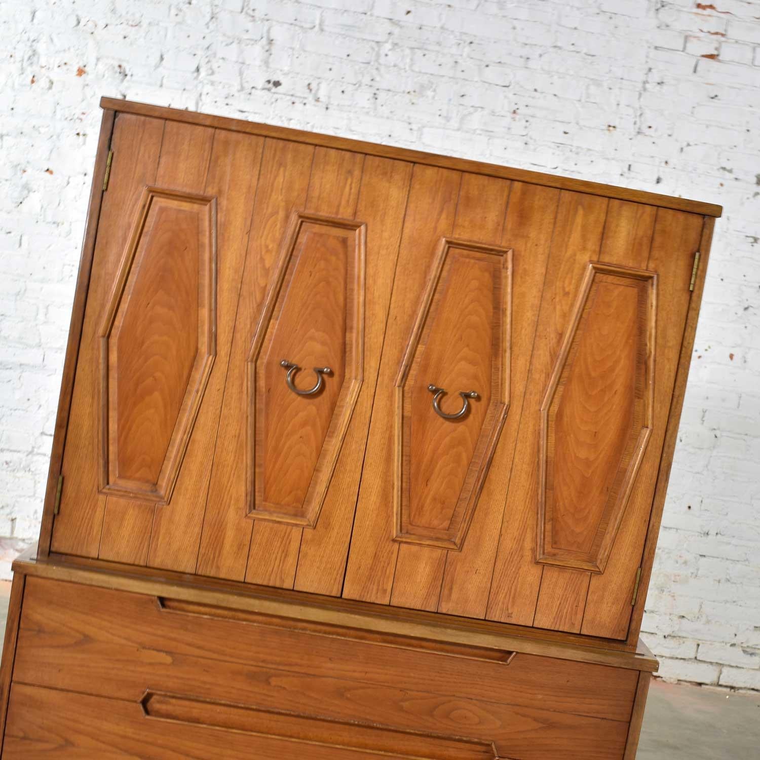 Midcentury Gentlemen’s Chest with Hexagon Paneled Design and Brass Hardware In Good Condition For Sale In Topeka, KS